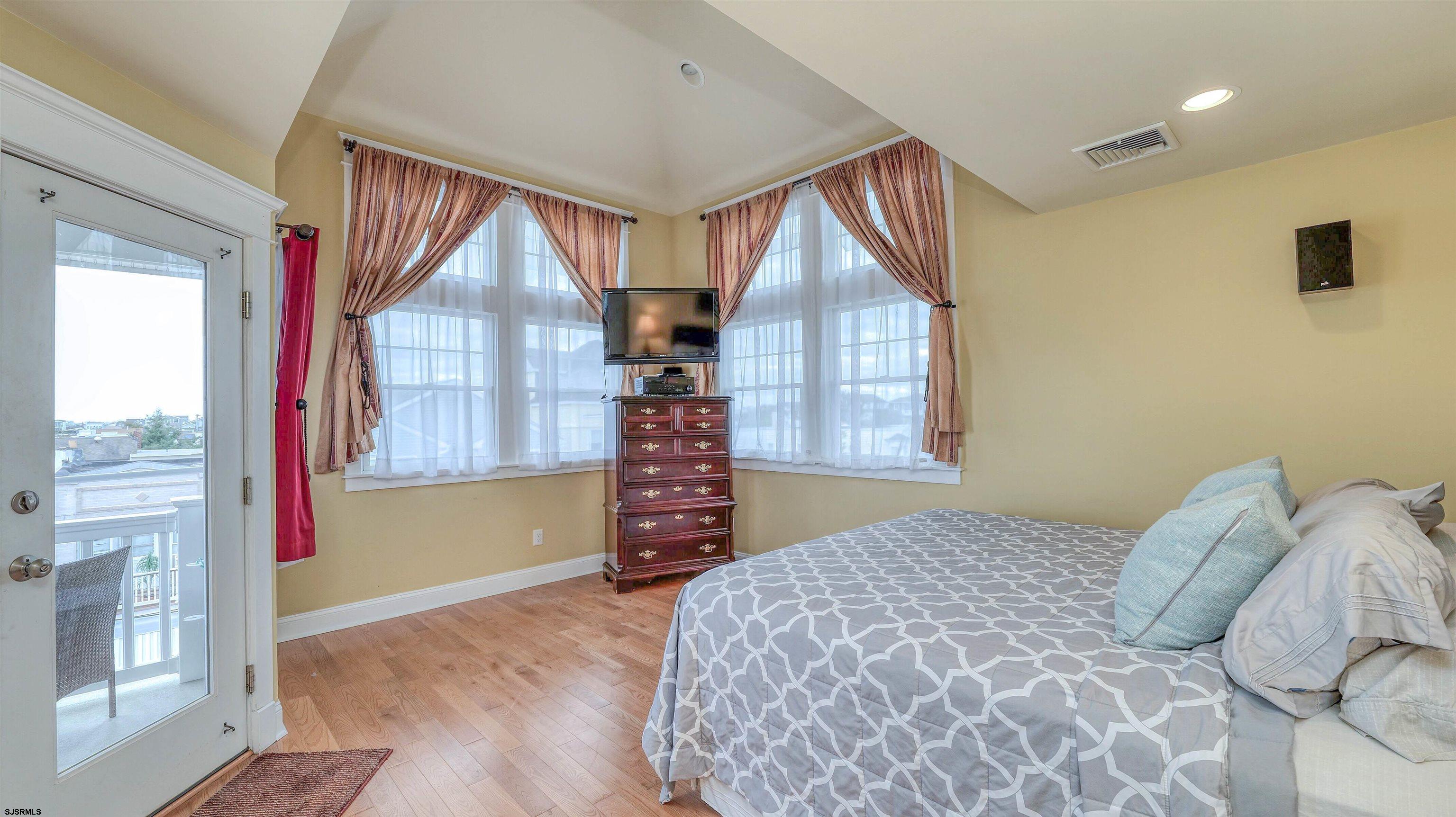 124 N Newport Avenue