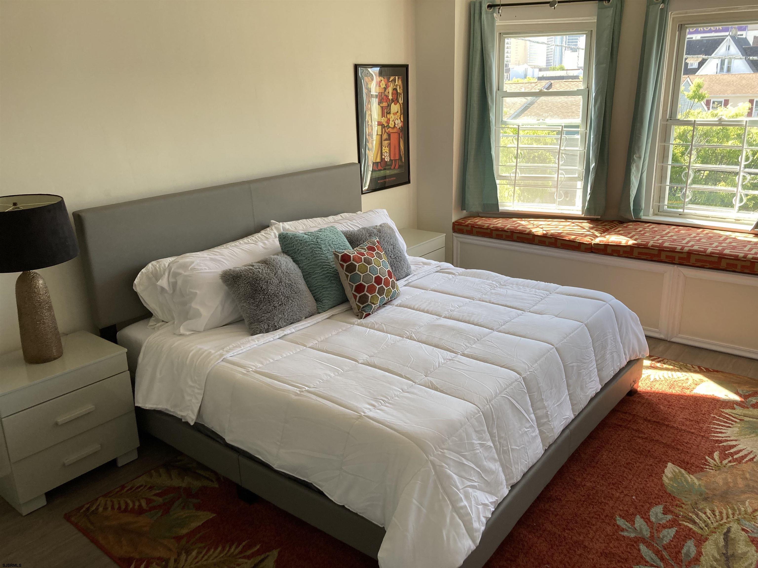 236 N Derby Avenue - Picture 4