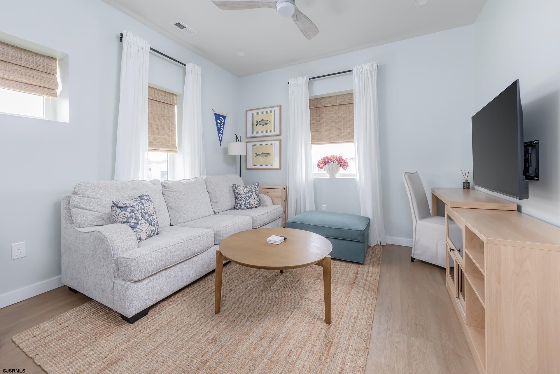 713 E 8th Street - Picture 2