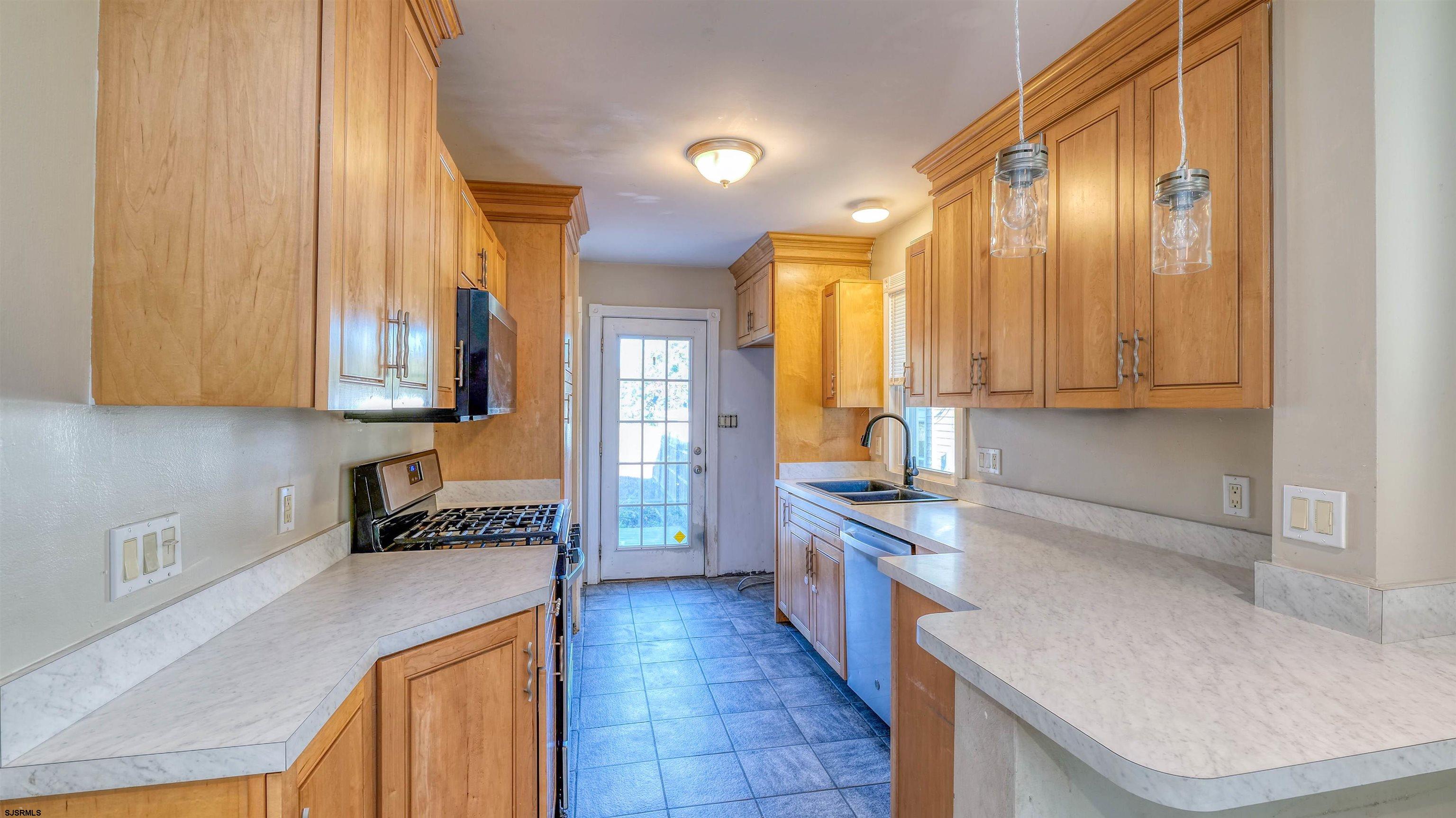 137 W Johnson Avenue