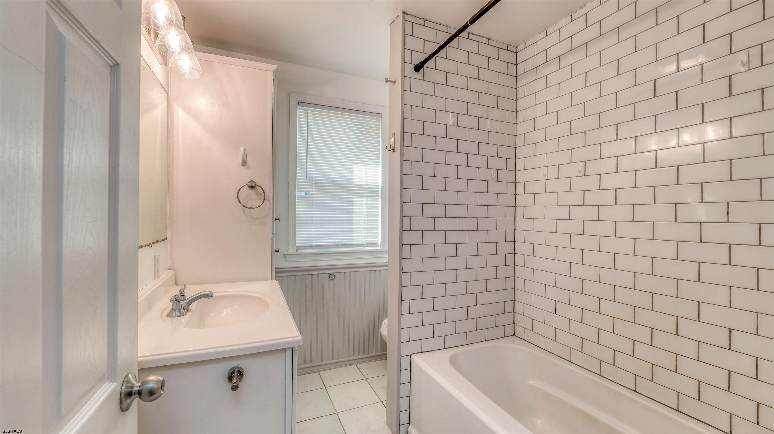 137 W Johnson Avenue