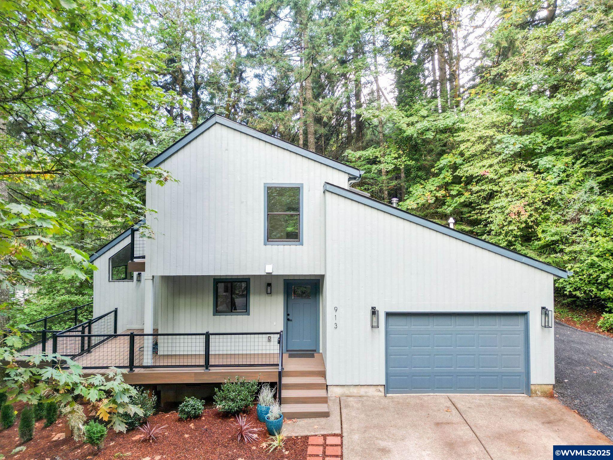 913 NW Raintree Dr