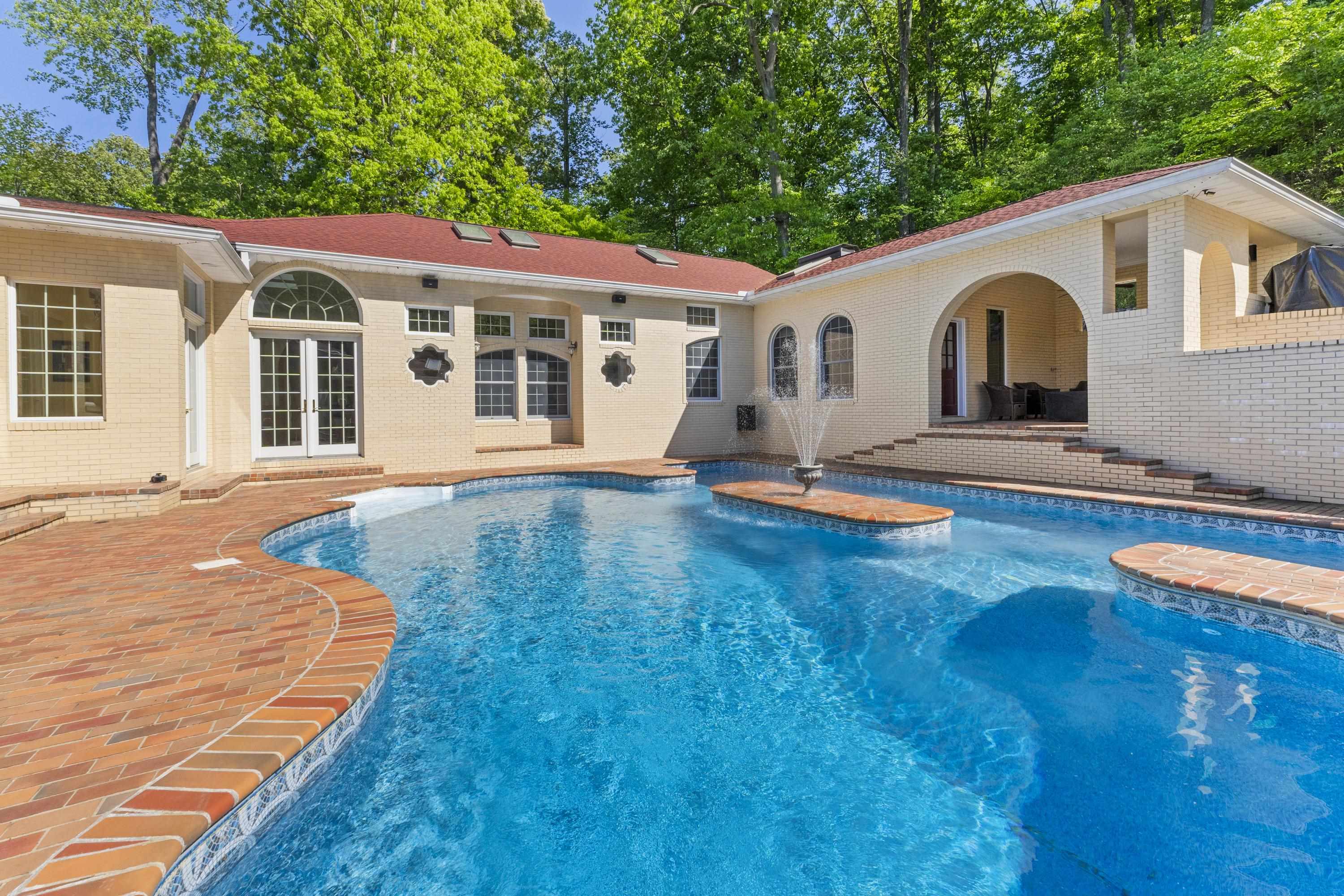 2830 Oakwood Court