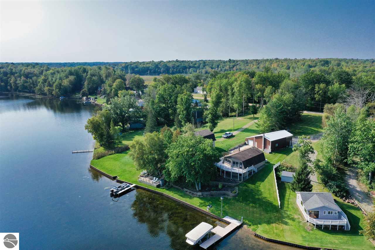 646 Maple Lupton, MI 48635 359,000