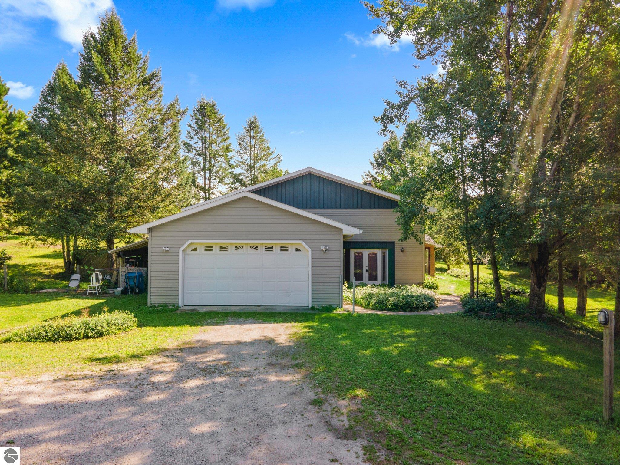 11259 S Bright Road, Maple City, MI 49664