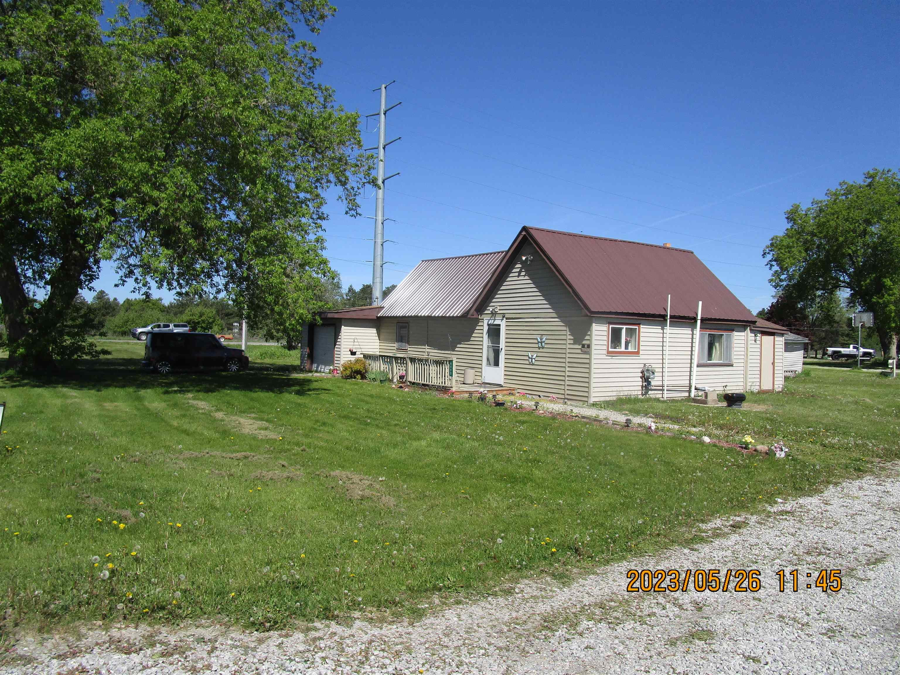This 3 bedroom, 1 bath home with open living area, den/office, 9 x 15 laundry room with a 7 x 15 backroom/storage room, 1 car garage, an 14x14 out building all on 1 acre of land just outside of town for all the conveniences but with more room. Home has alot to offer but does need some TLC. Price to sell, view today before to late.