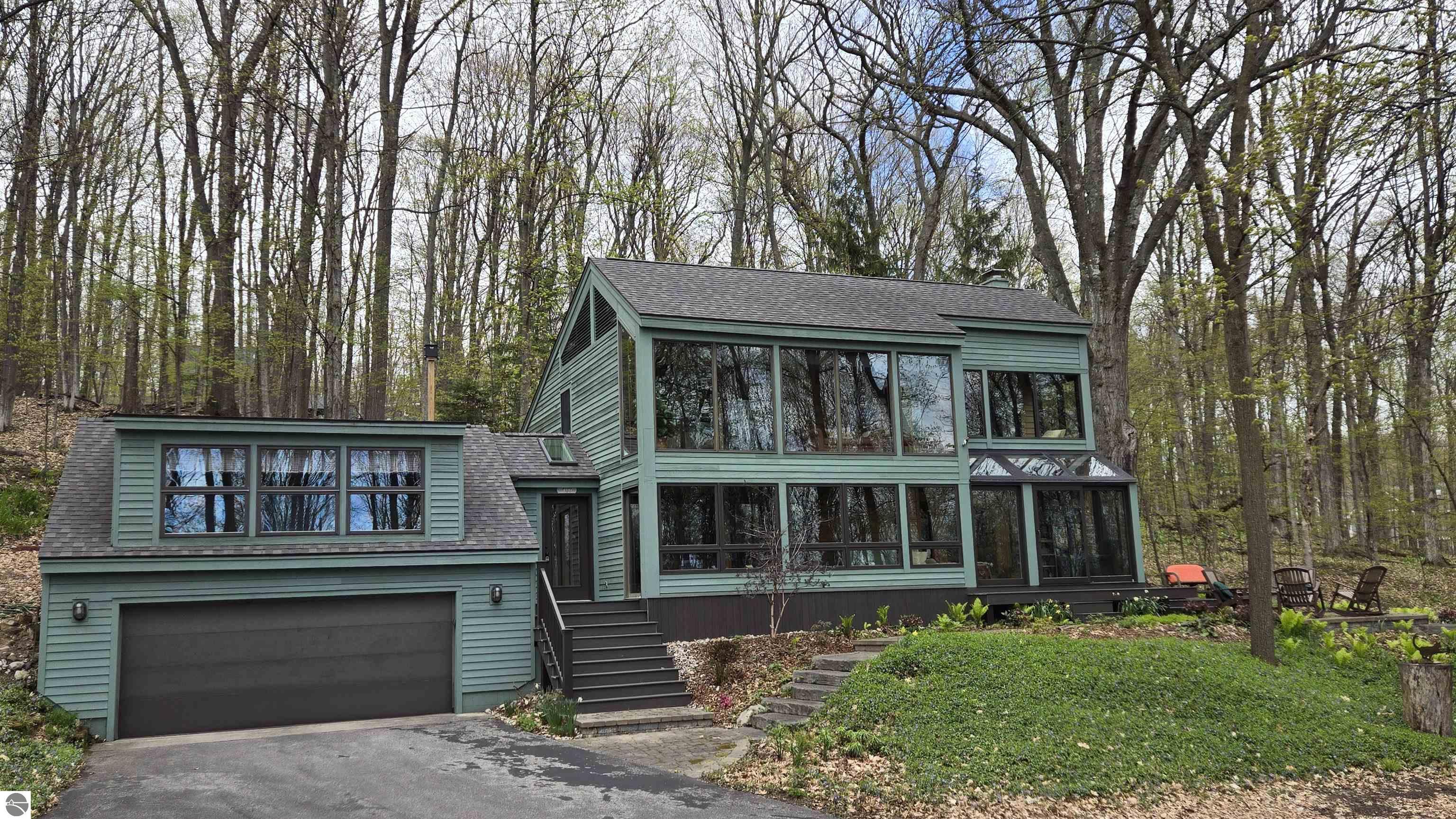 400 W Broadway, Suttons Bay, MI 49682 — front exterior
