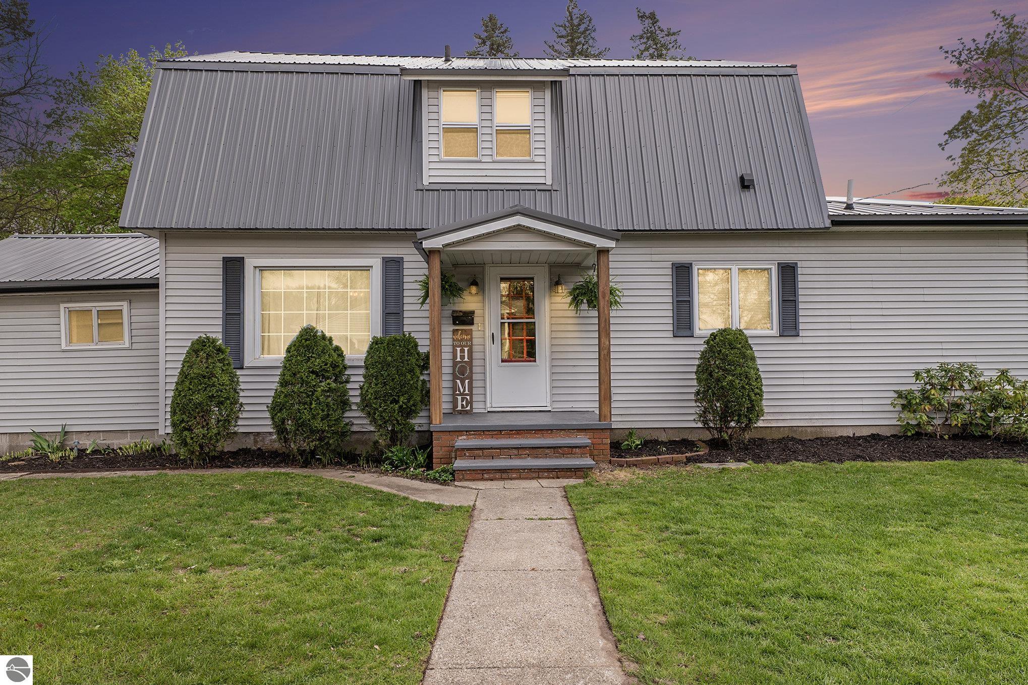 806 Cedar, Clare, MI 48617 — front exterior