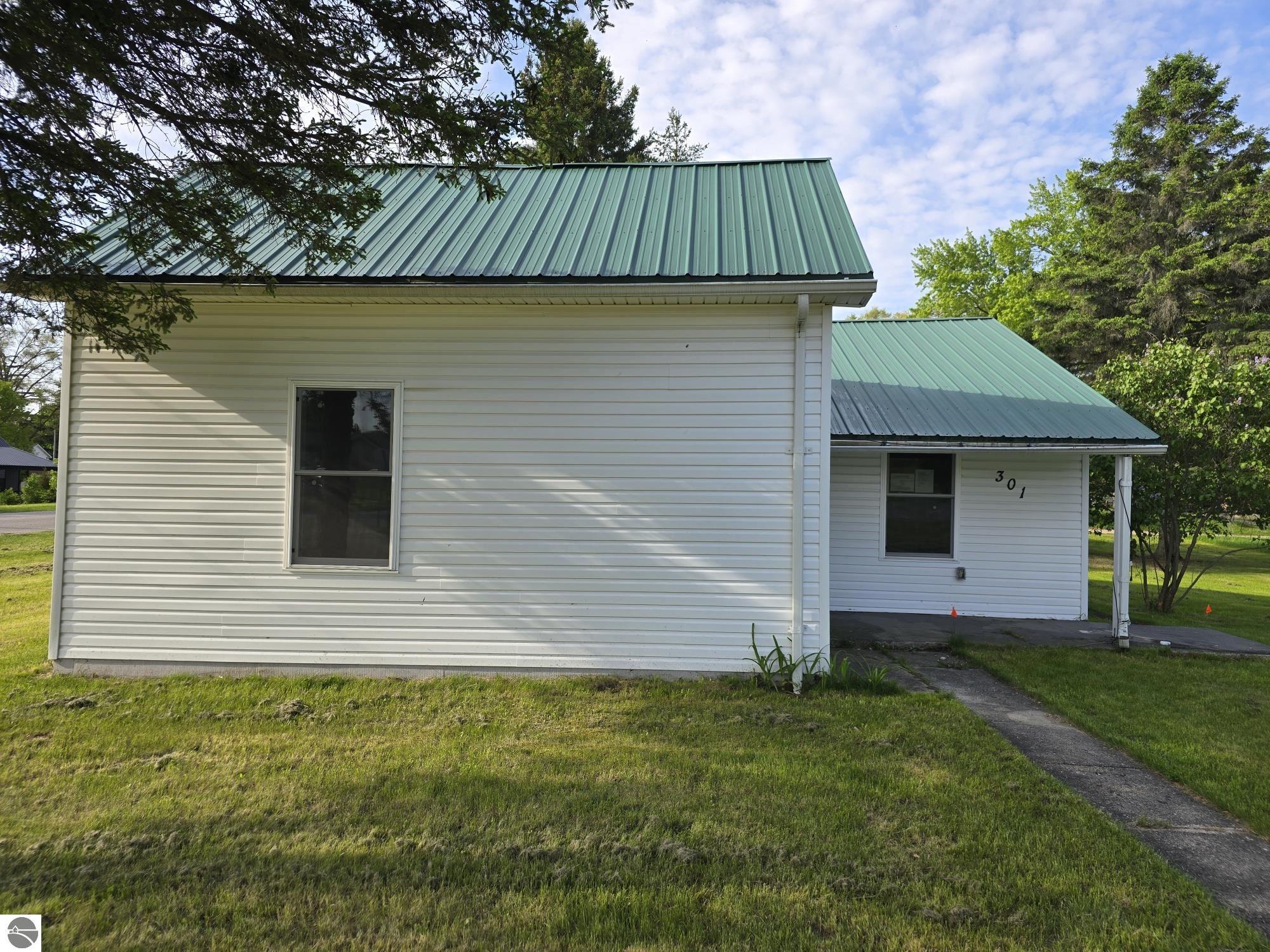301 W Illinois Street, Farwell, MI 48622 — front exterior