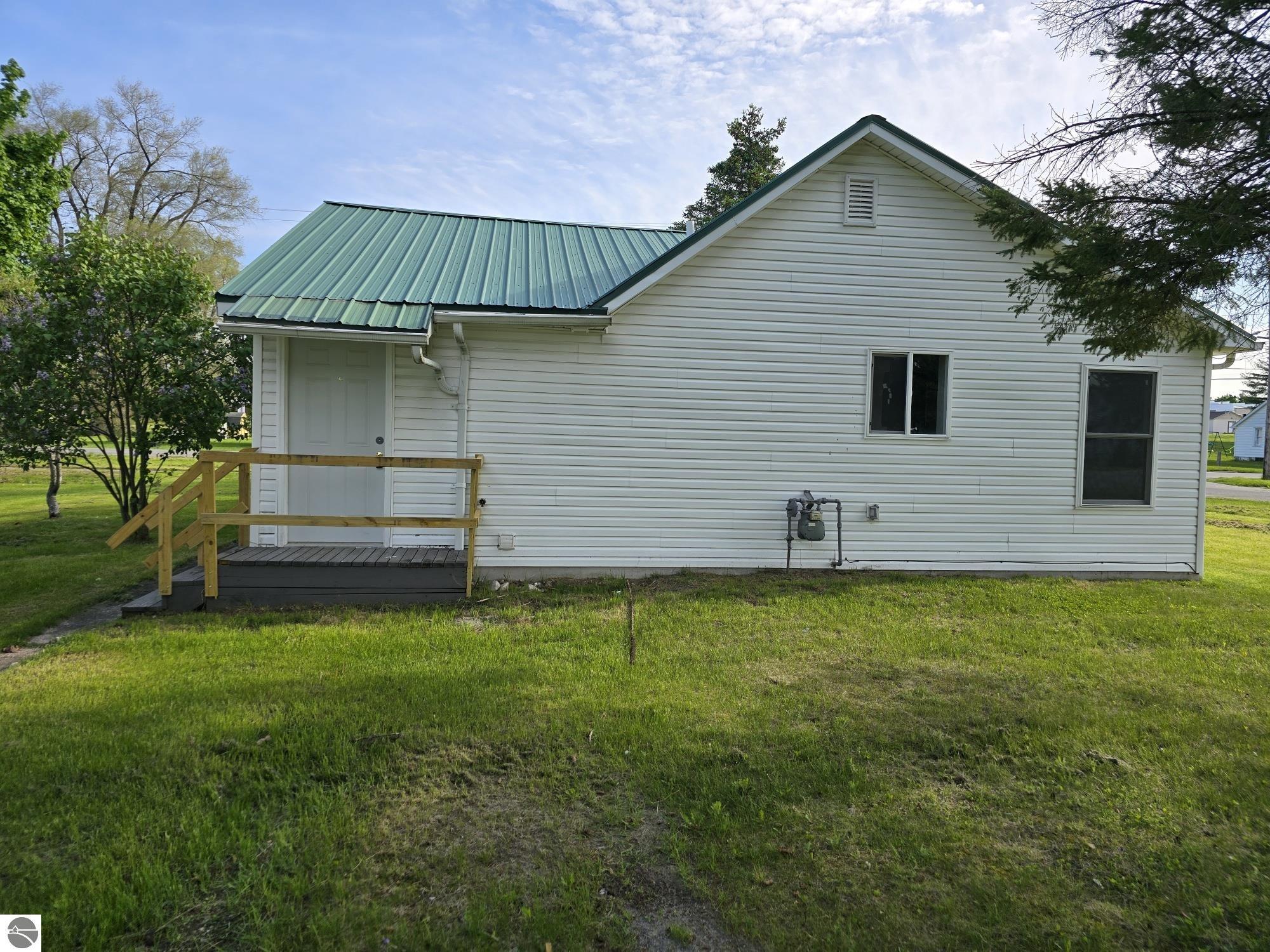 301 W Illinois Street, Farwell, MI 48622 — Photo 2