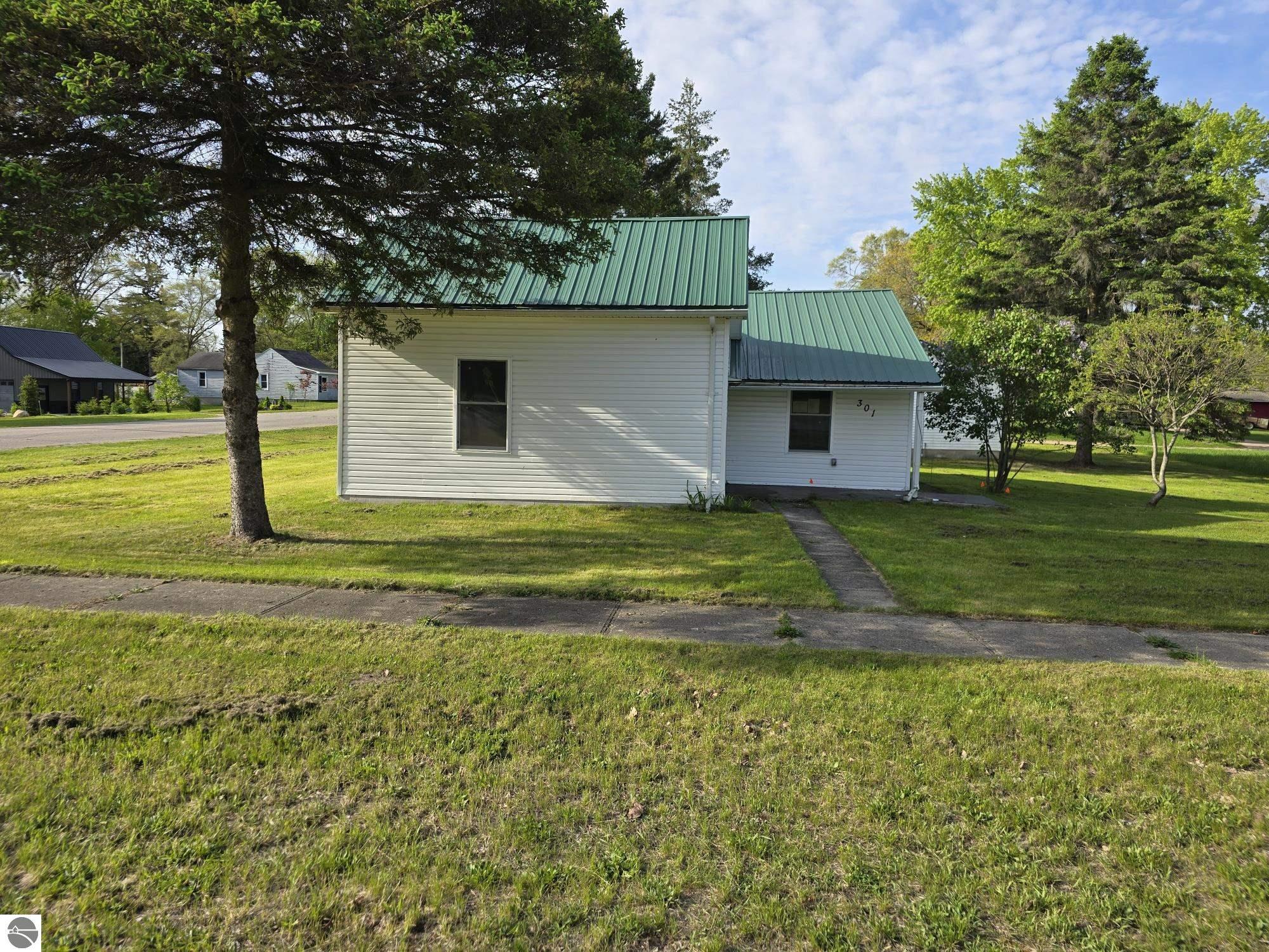 301 W Illinois Street, Farwell, MI 48622 — Photo 23