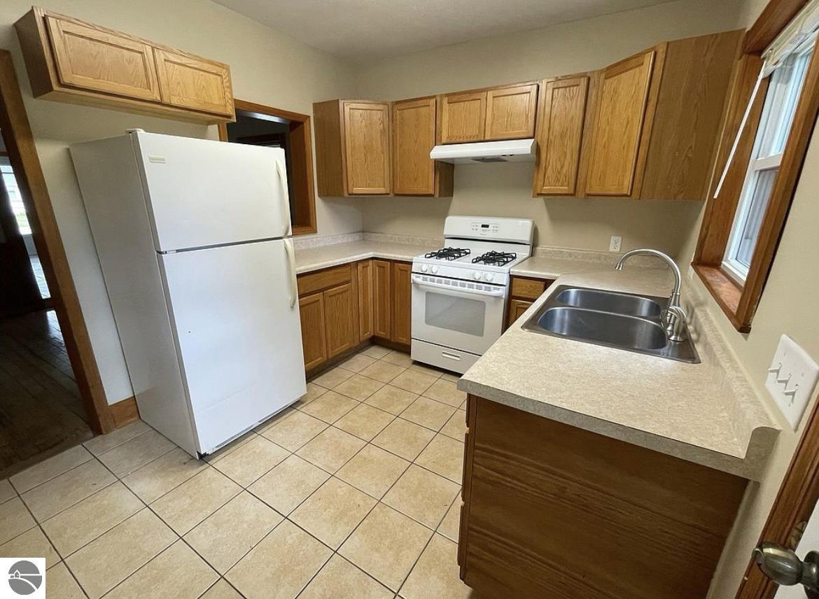 208 E Sixth Street, Clare, MI 48617 — Photo 6