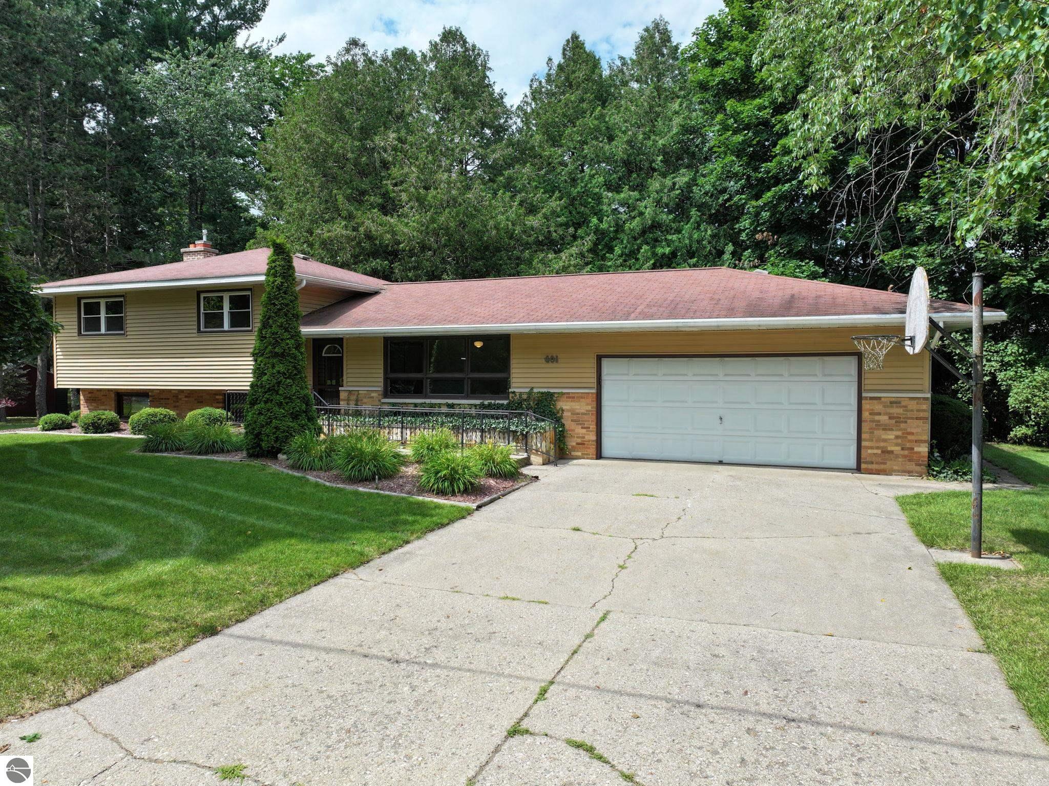 401 Orchard Avenue, Clare, MI 48617 — front exterior