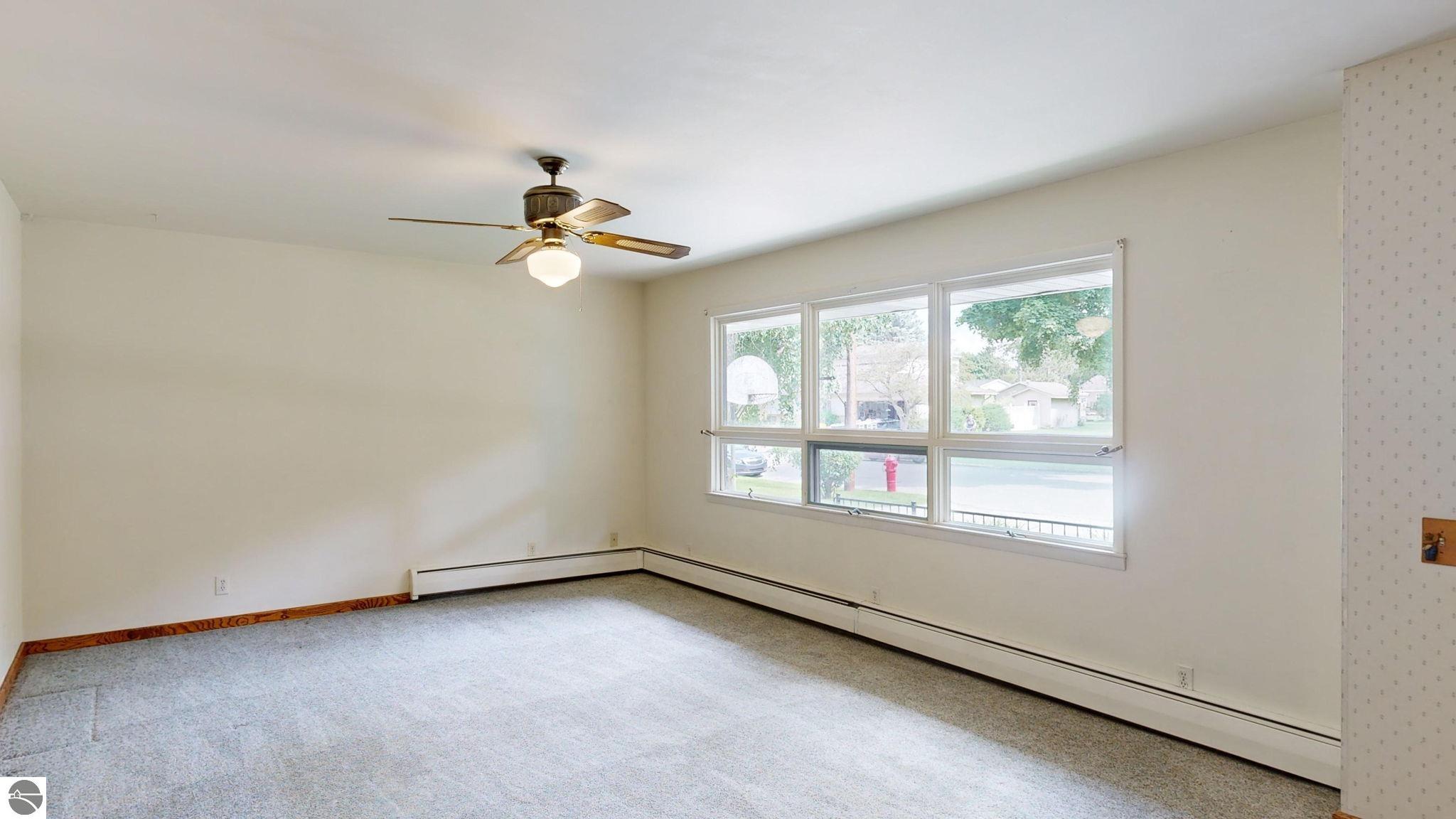 401 Orchard Avenue, Clare, MI 48617 — Photo 3