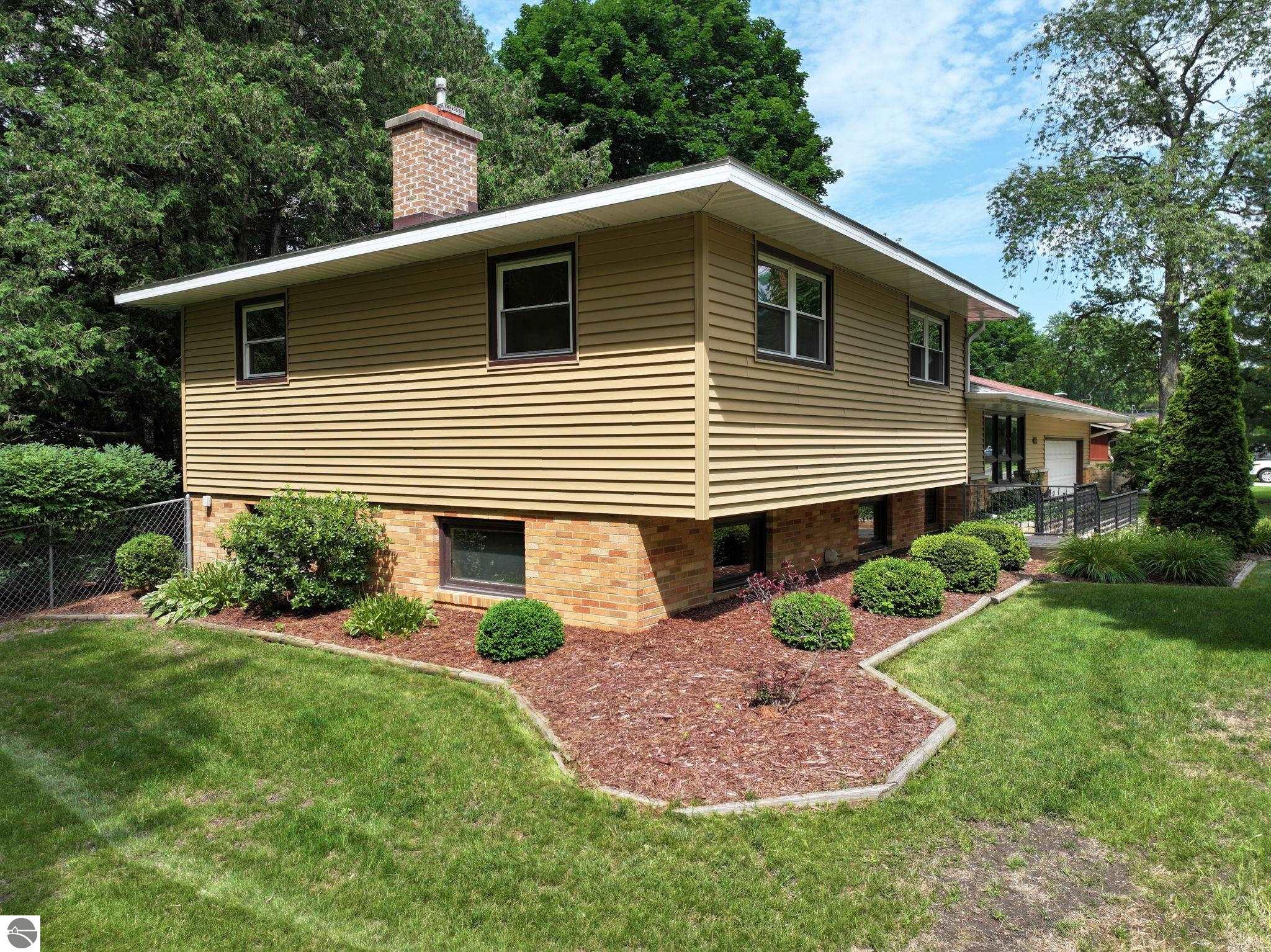 401 Orchard Avenue, Clare, MI 48617 — Photo 26
