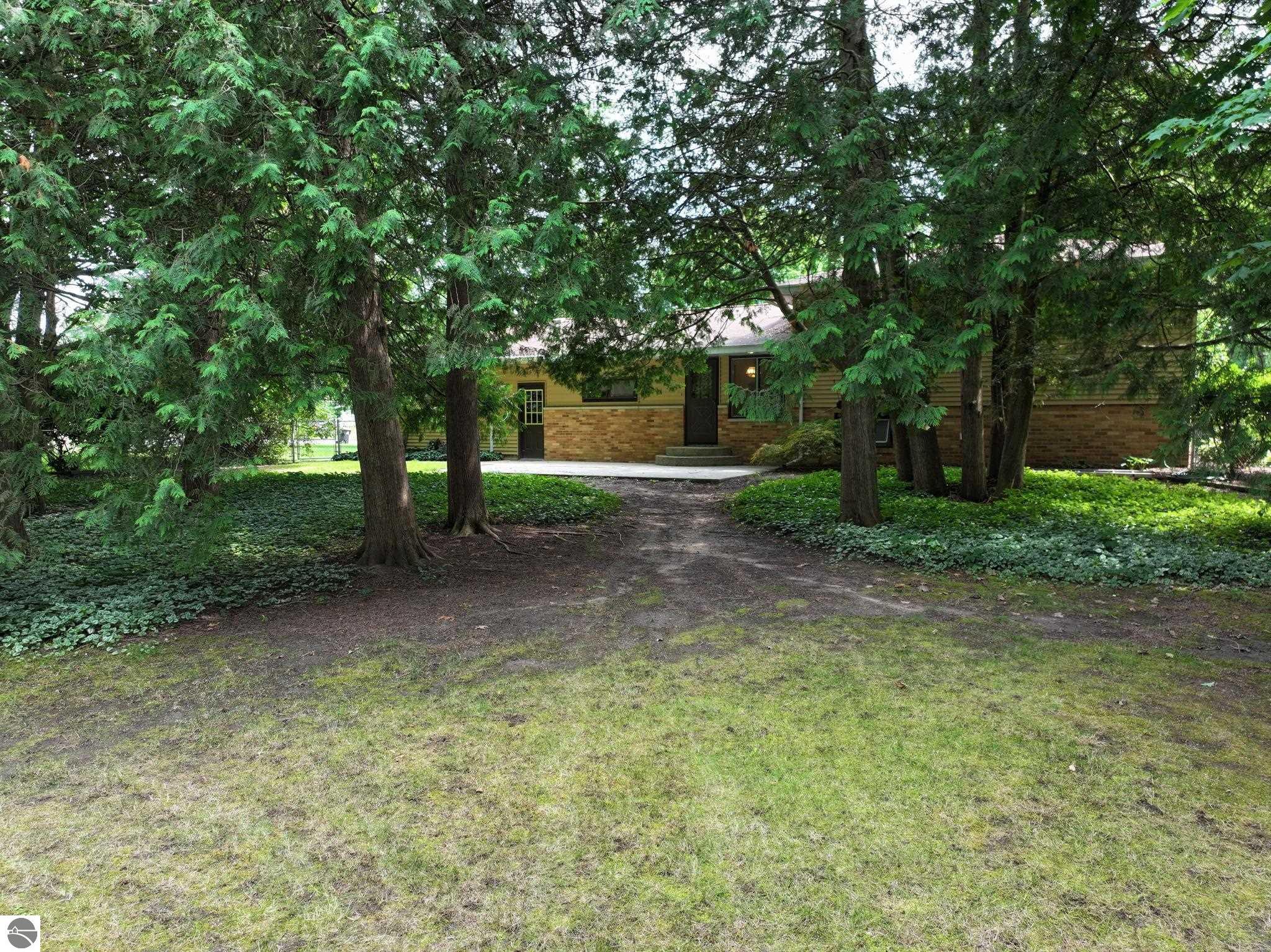 401 Orchard Avenue, Clare, MI 48617 — Photo 27