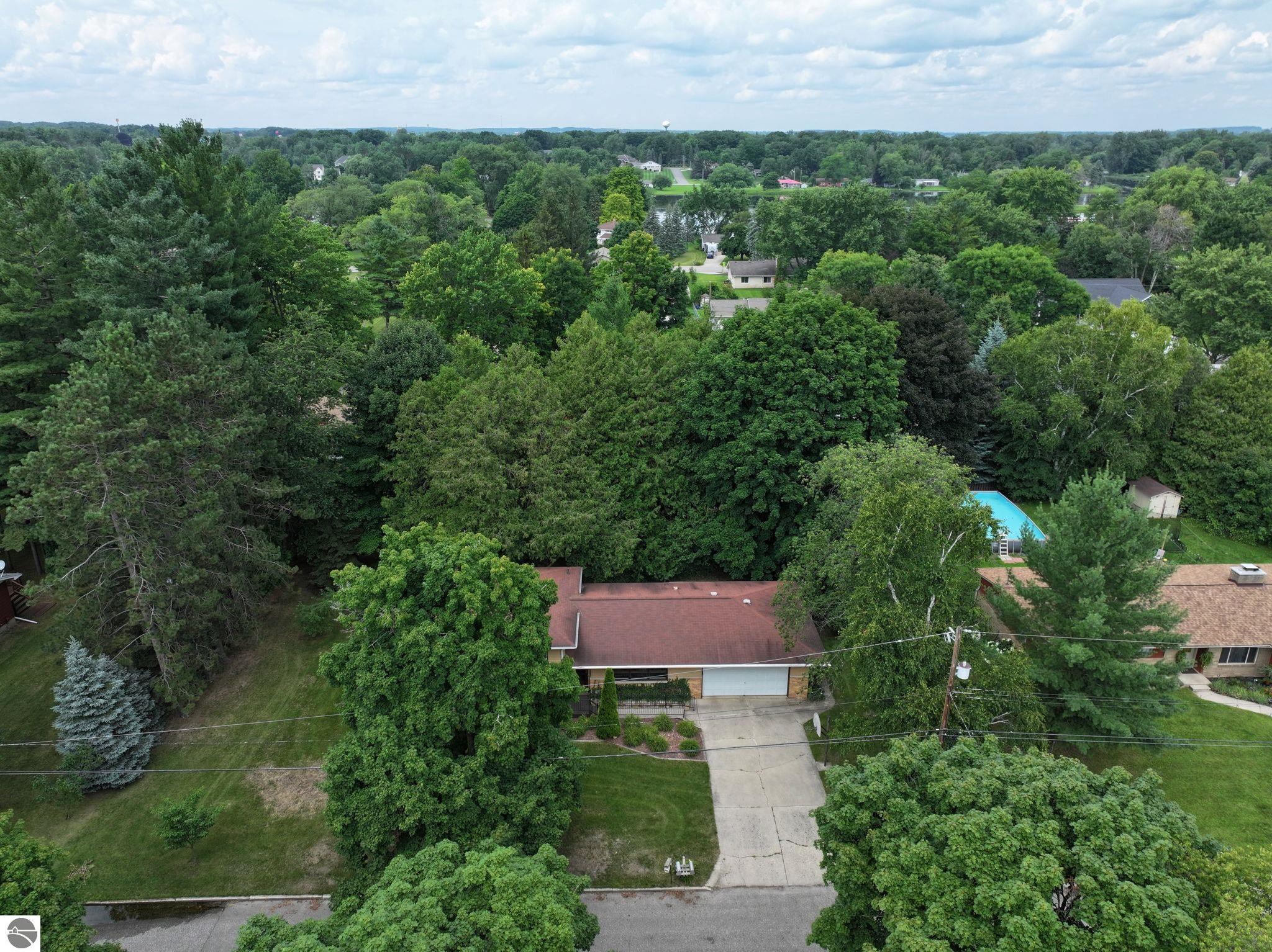 401 Orchard Avenue, Clare, MI 48617 — Photo 31