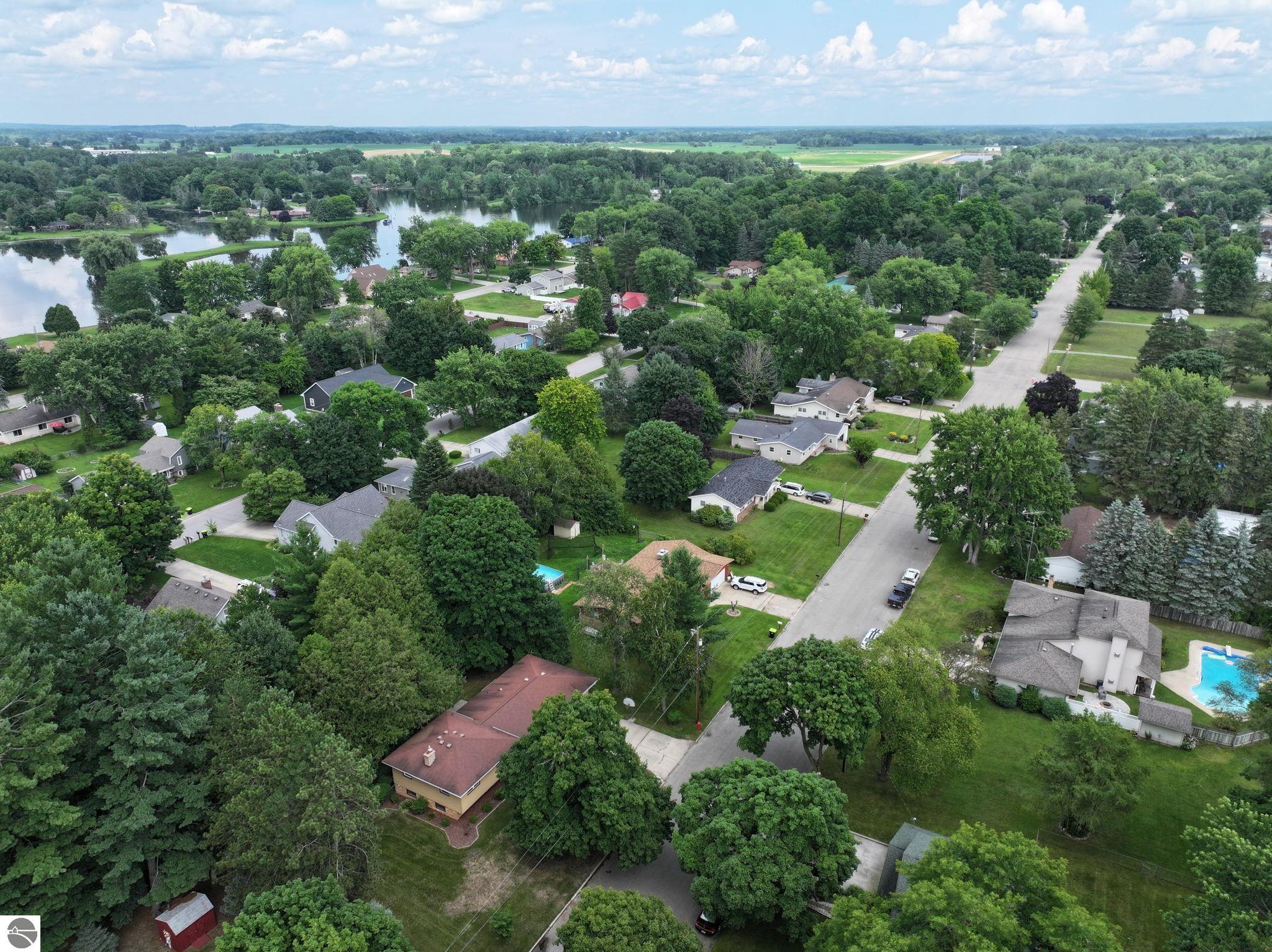 401 Orchard Avenue, Clare, MI 48617 — Photo 32