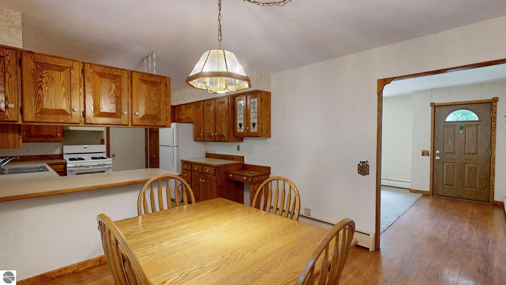 401 Orchard Avenue, Clare, MI 48617 — Photo 6