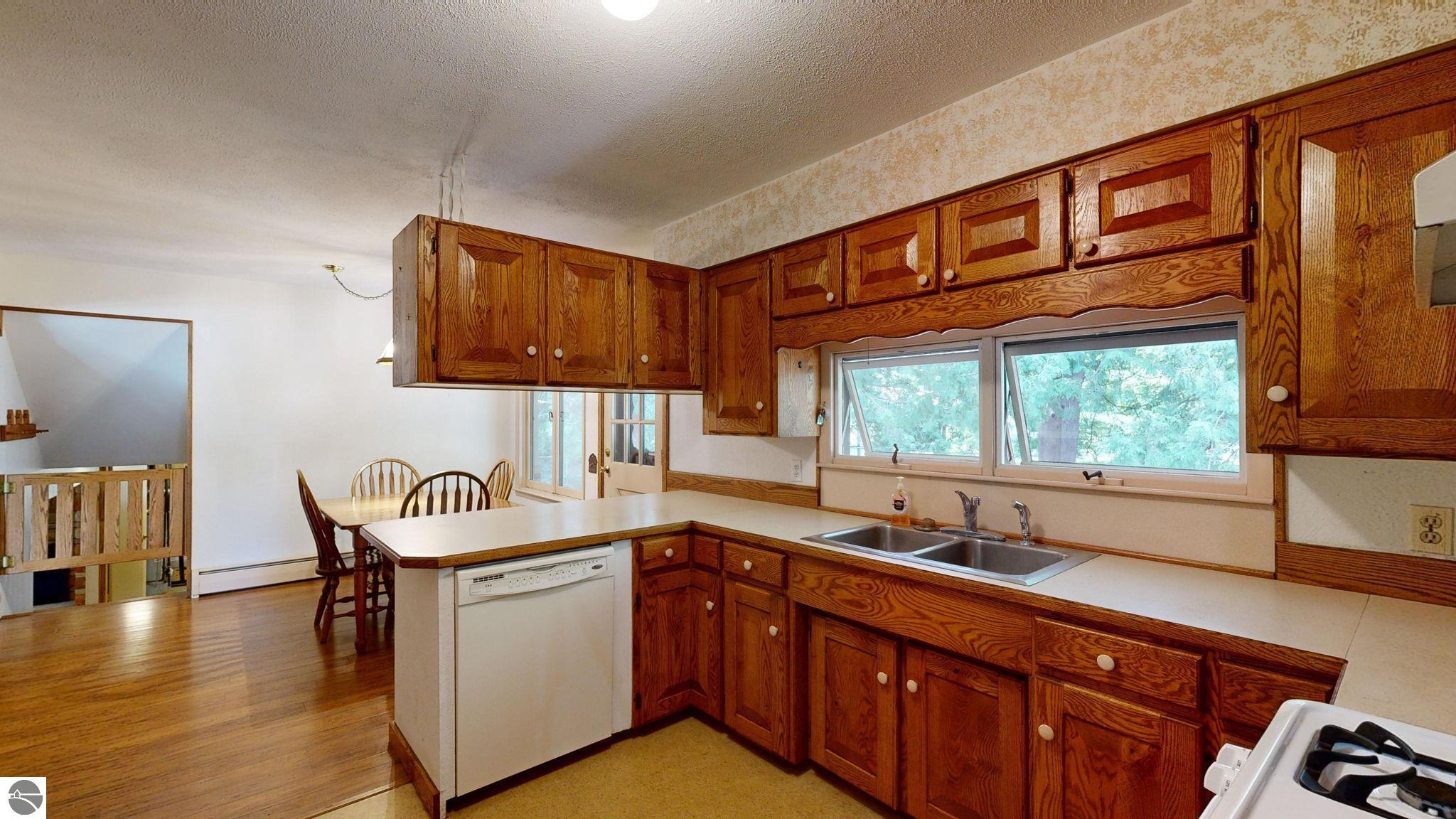 401 Orchard Avenue, Clare, MI 48617 — Photo 8
