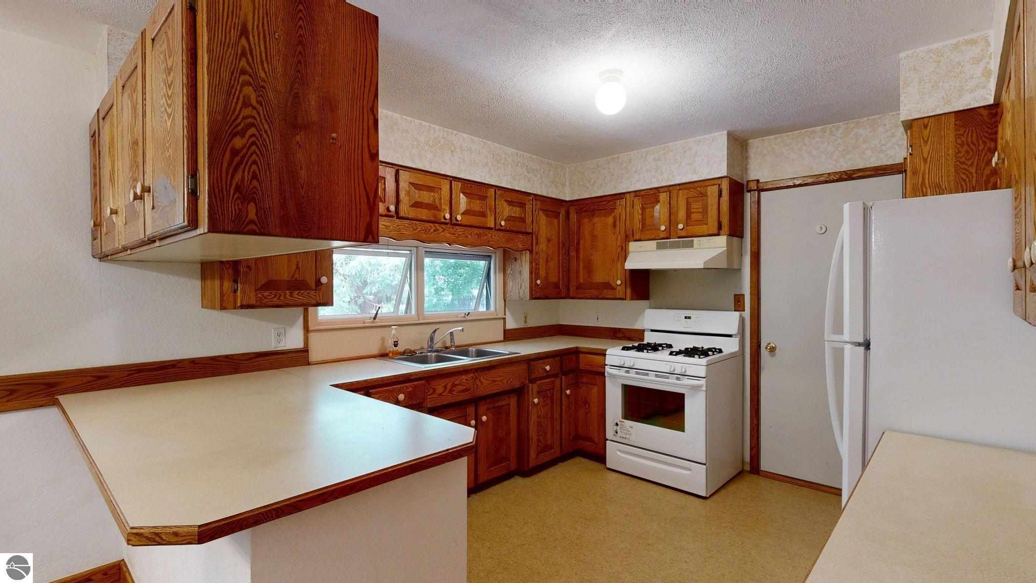 401 Orchard Avenue, Clare, MI 48617 — Photo 9