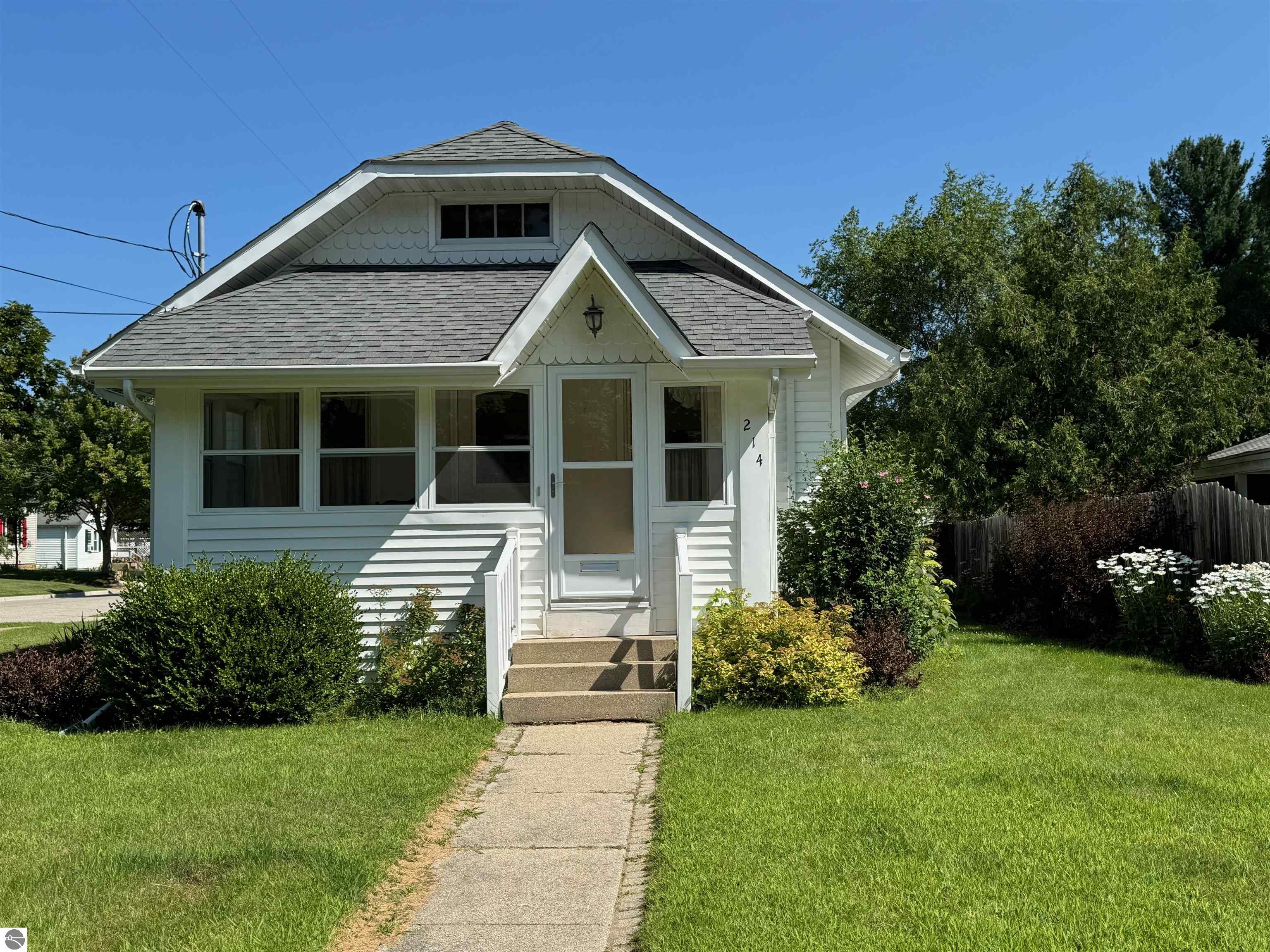 214 W Wheaton Avenue, Clare, MI 48617 — front exterior