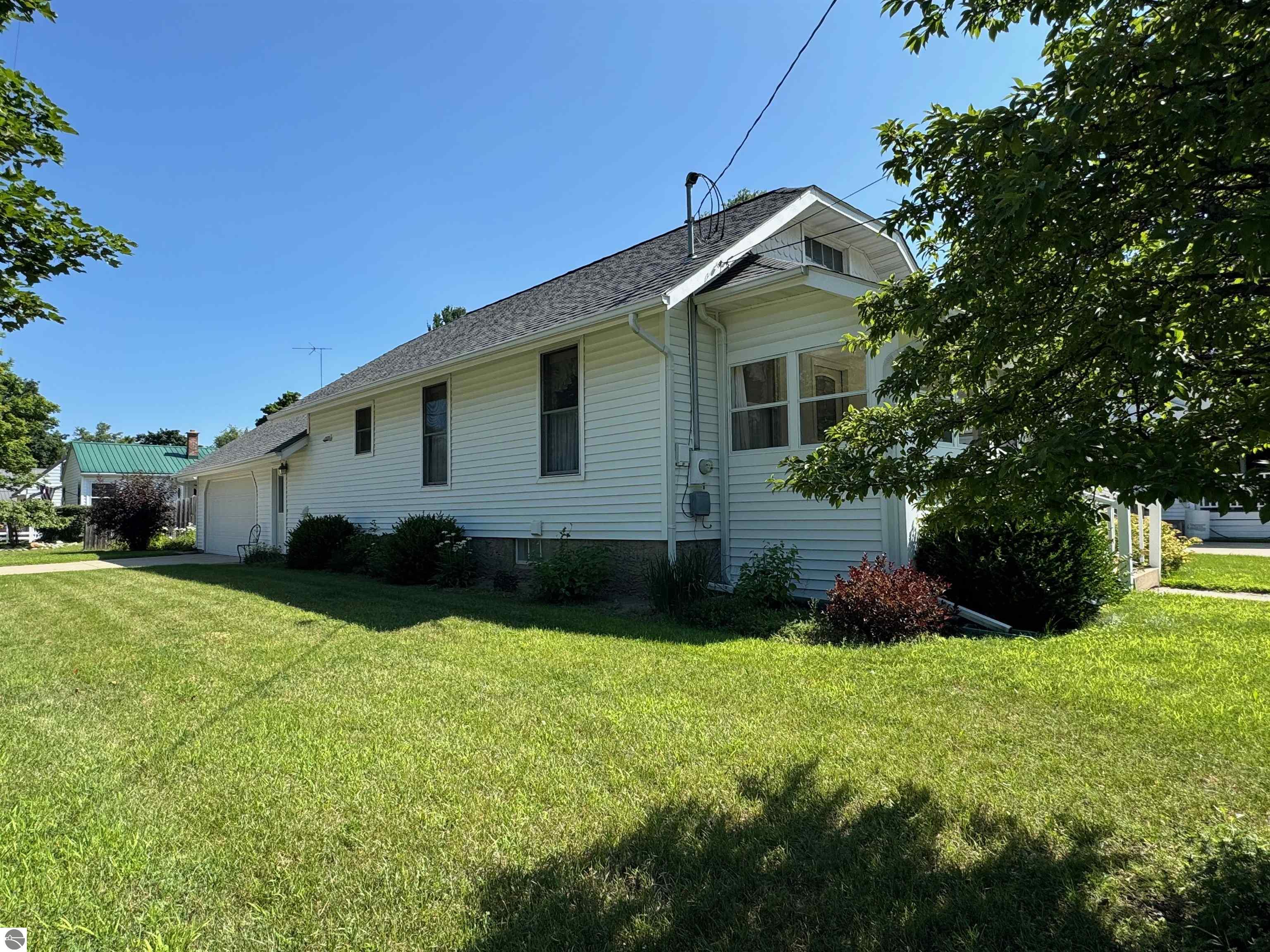 214 W Wheaton Avenue, Clare, MI 48617 — Photo 2