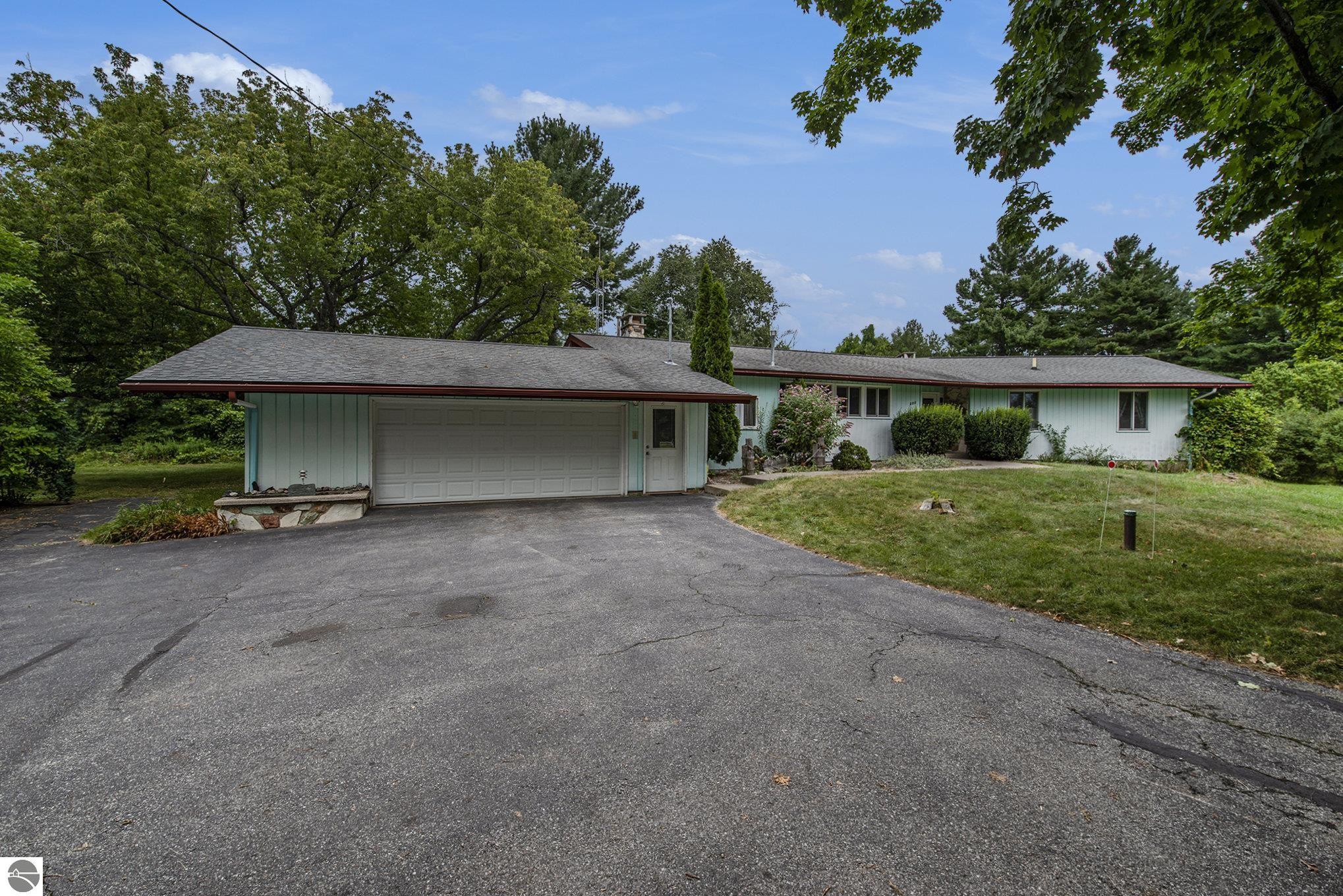 400 Lamoreaux Drive, Elk Rapids, MI 49629 — Photo 4