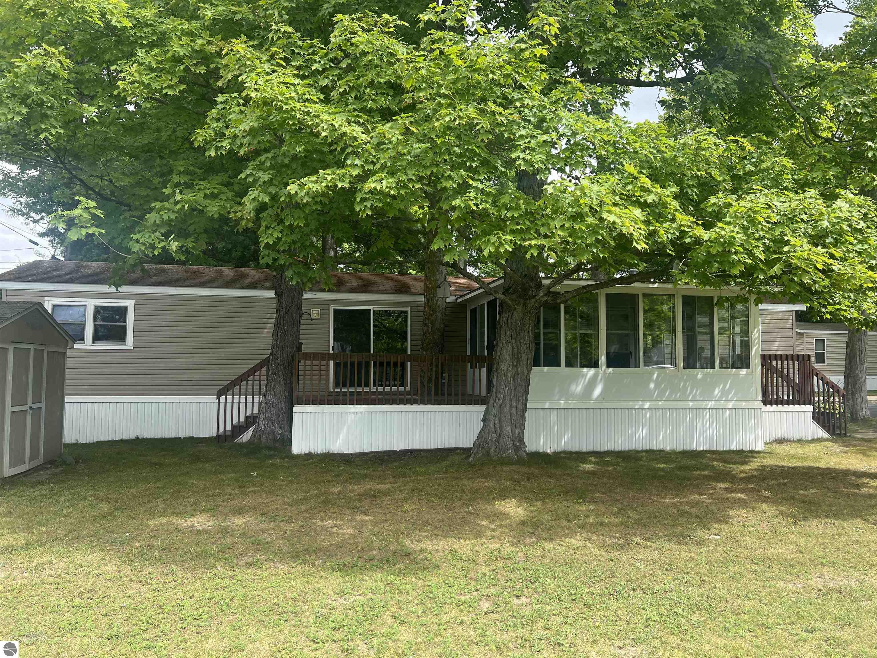 601 Maplewood, Elk Rapids, MI 49629 — front exterior