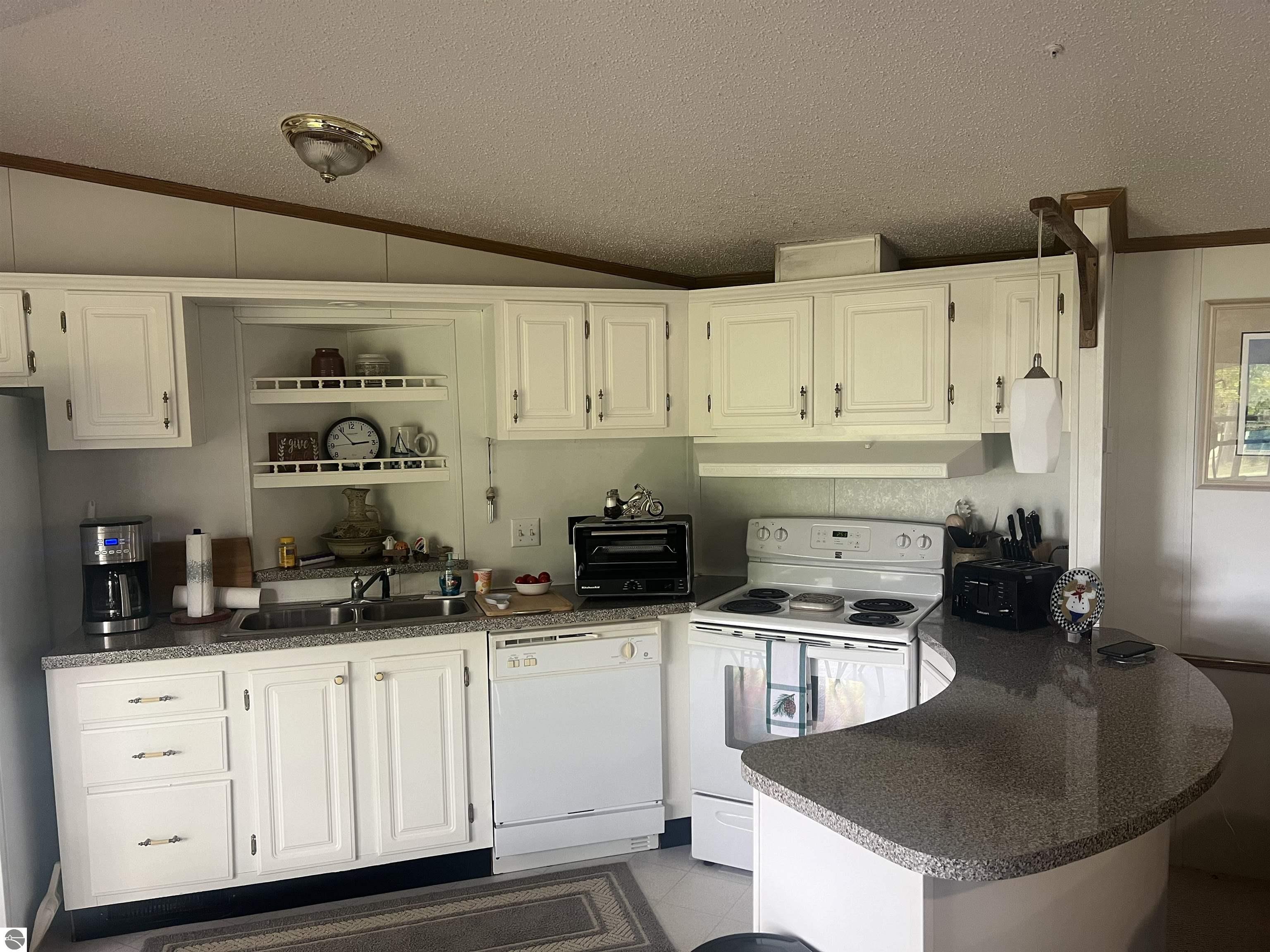 601 Maplewood, Elk Rapids, MI 49629 — Photo 4