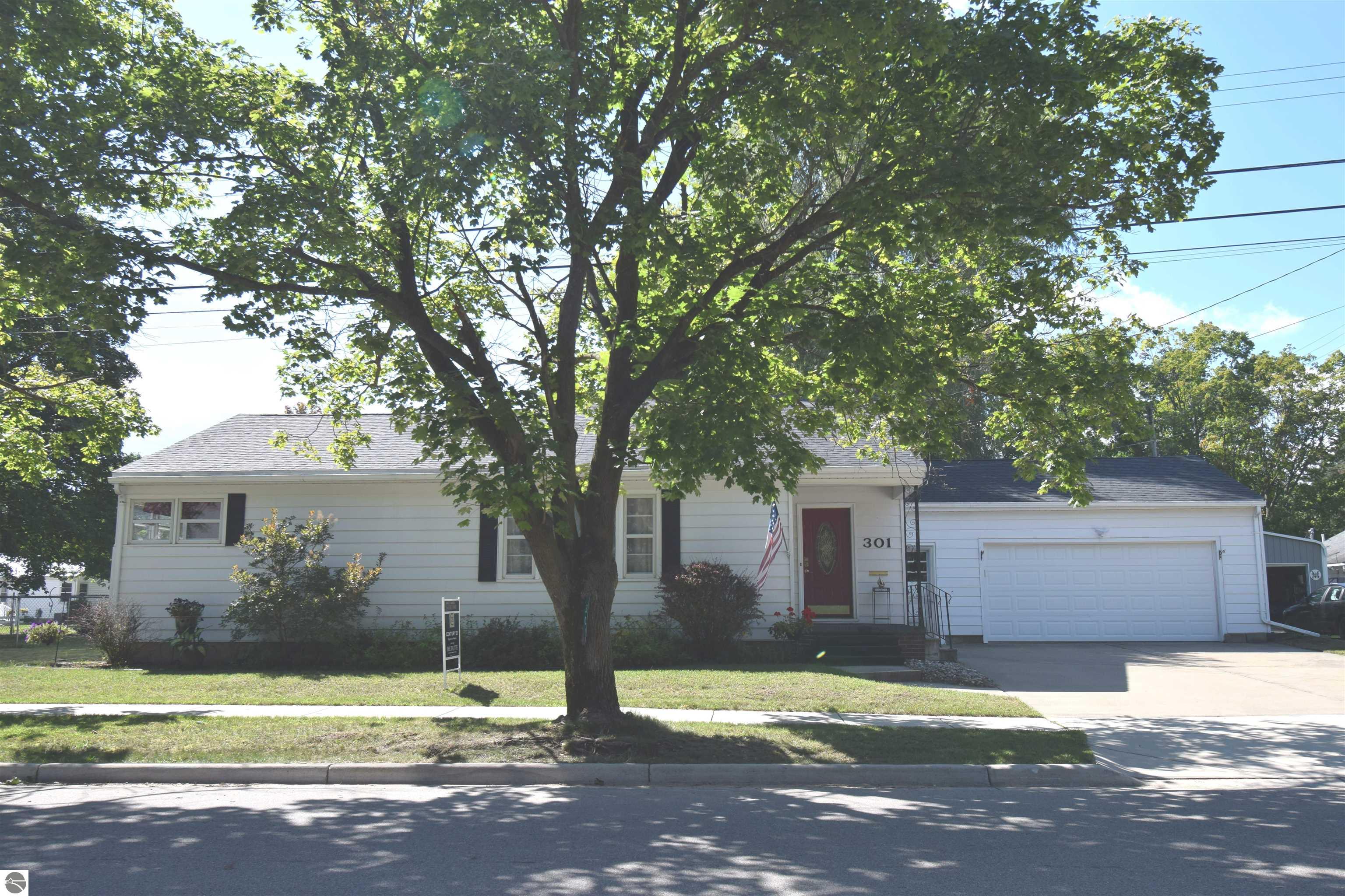 301 John R Street, Clare, MI 48617 — Photo 2
