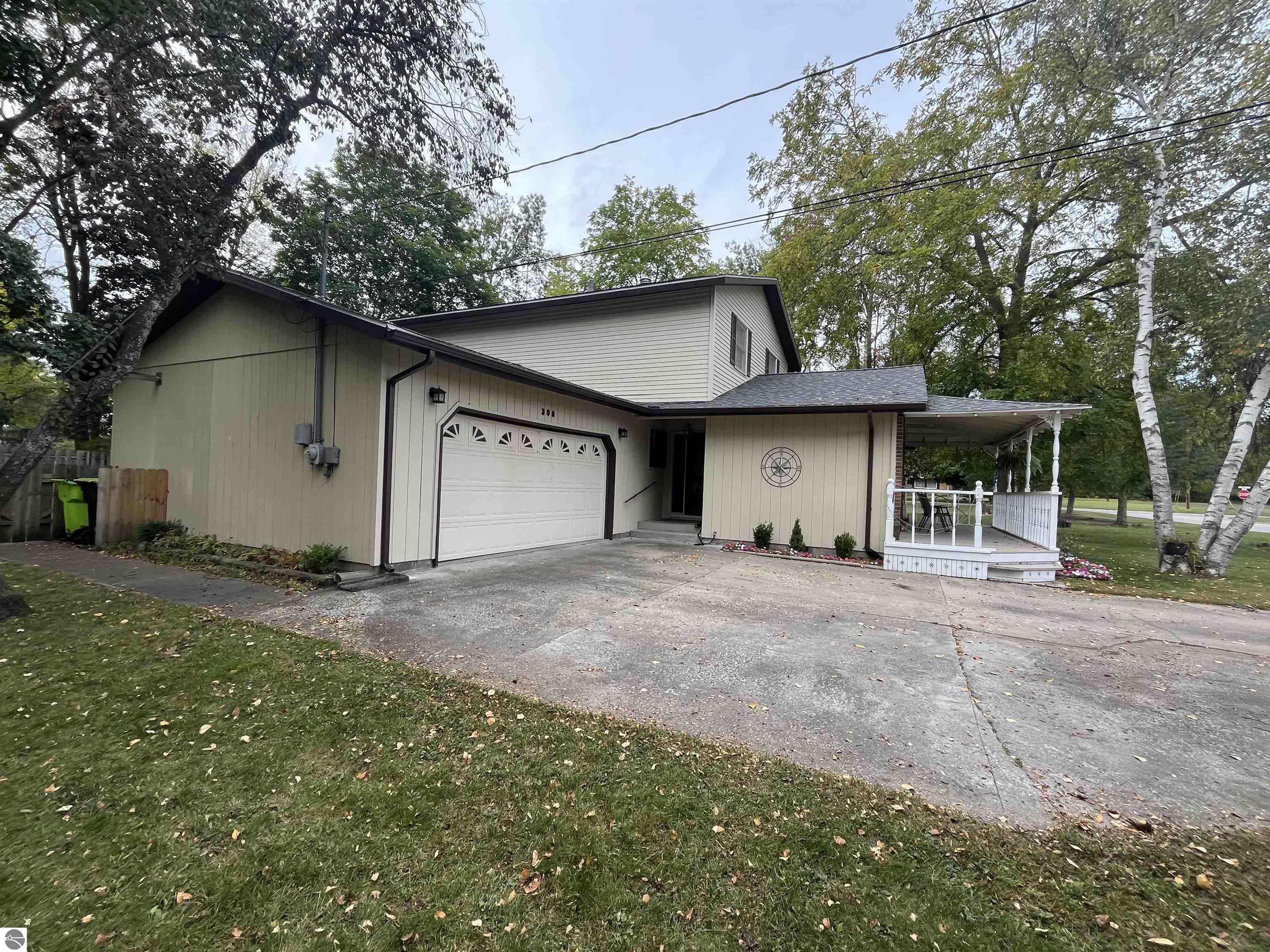 308 Forest Avenue, Clare, MI 48617 — Photo 2