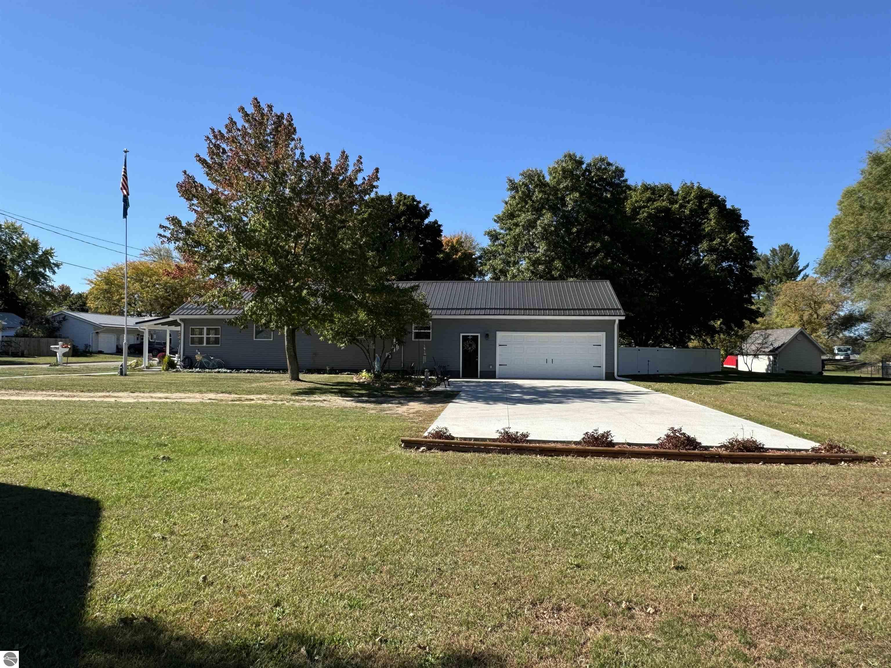 512 Manee Street, Clare, MI 48617 — Photo 2