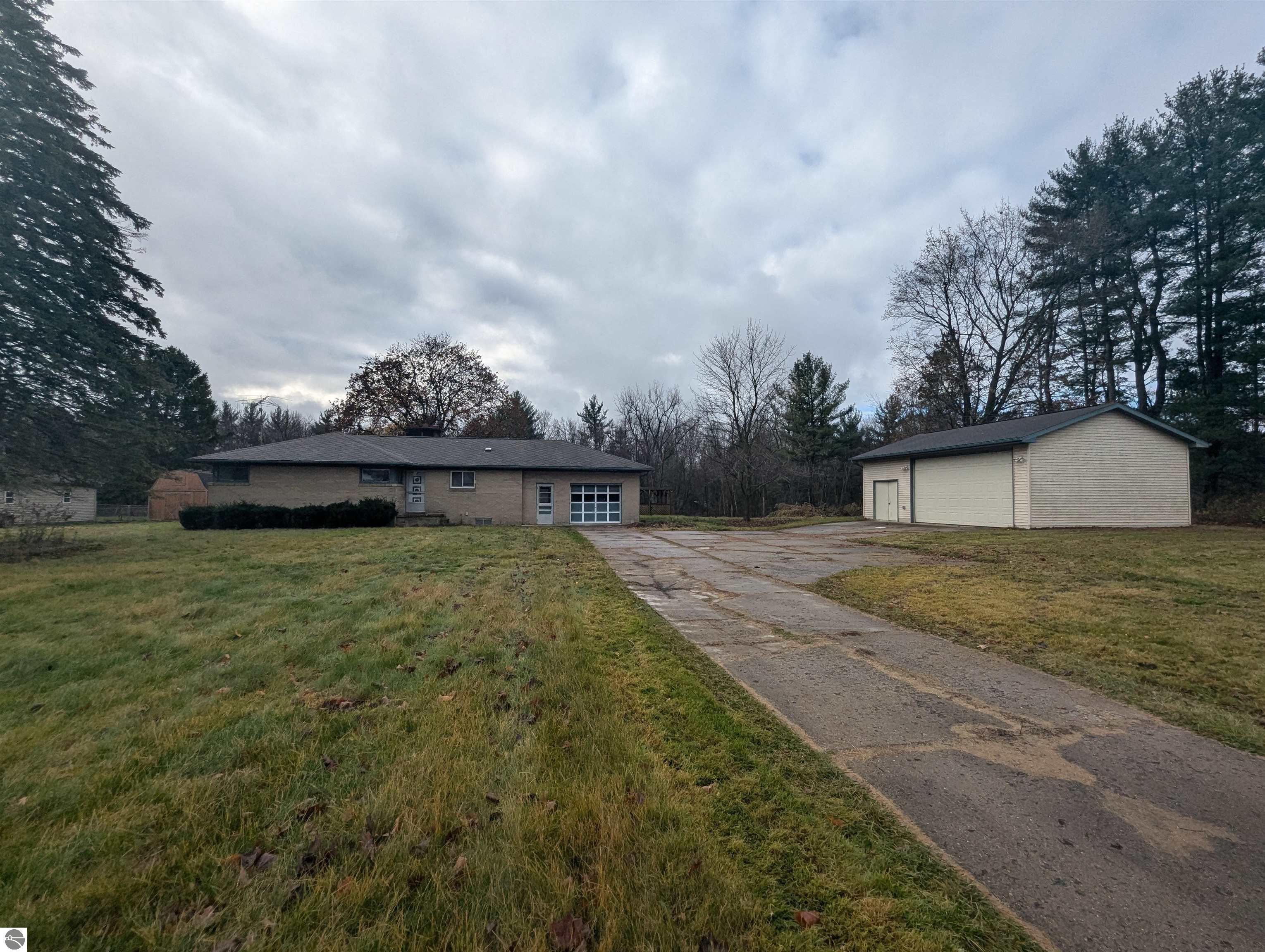 75 W Saginaw Road, Sanford, MI 48657 — front exterior