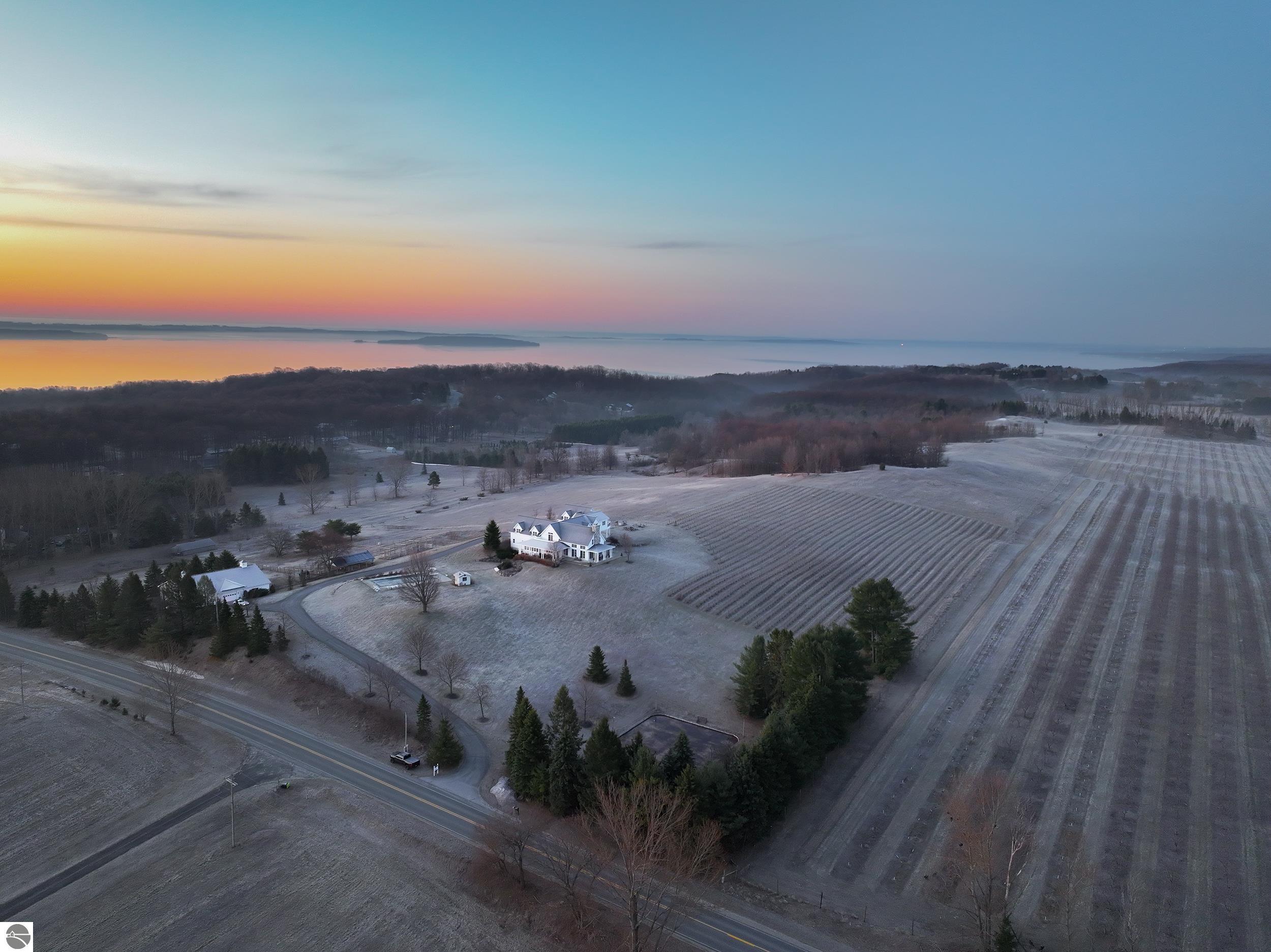 10292 E Fort Road, Suttons Bay, MI 49682 — Photo 13
