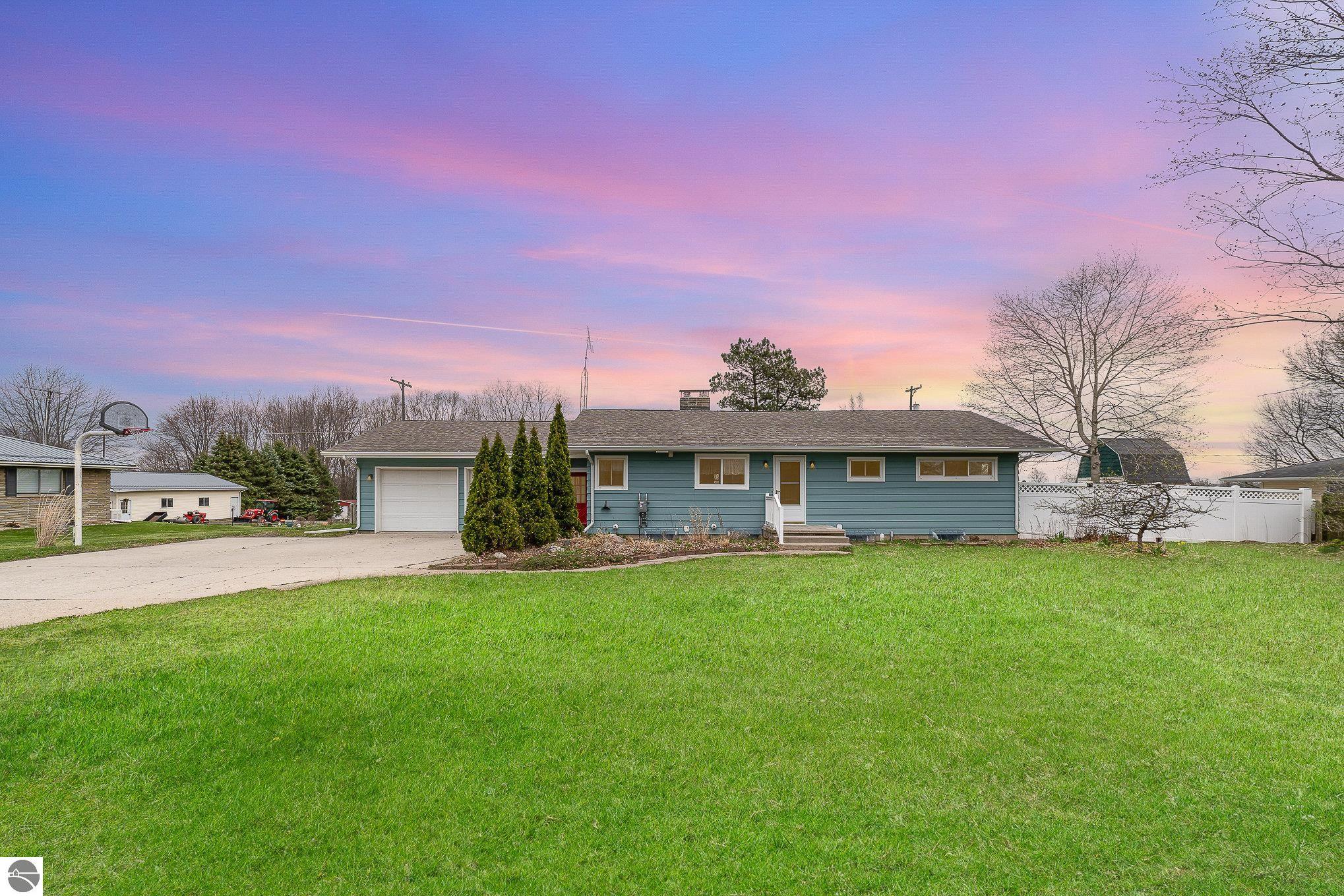 1242 N State Road, Ithaca, MI 48847 — front exterior