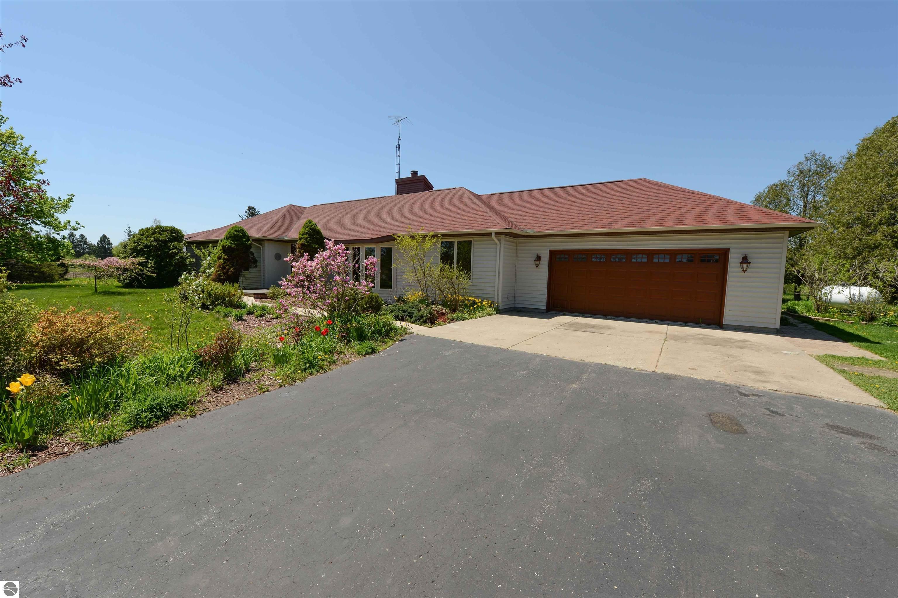 631 N Kobs Road, Tawas City, MI 48763 — Photo 2