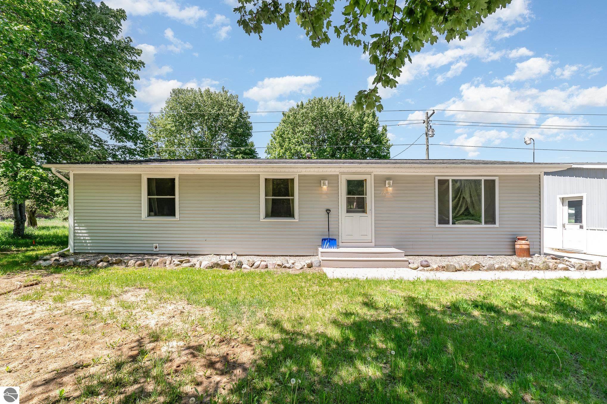 7205 N Gilmore Road, Farwell, MI 48622 — front exterior