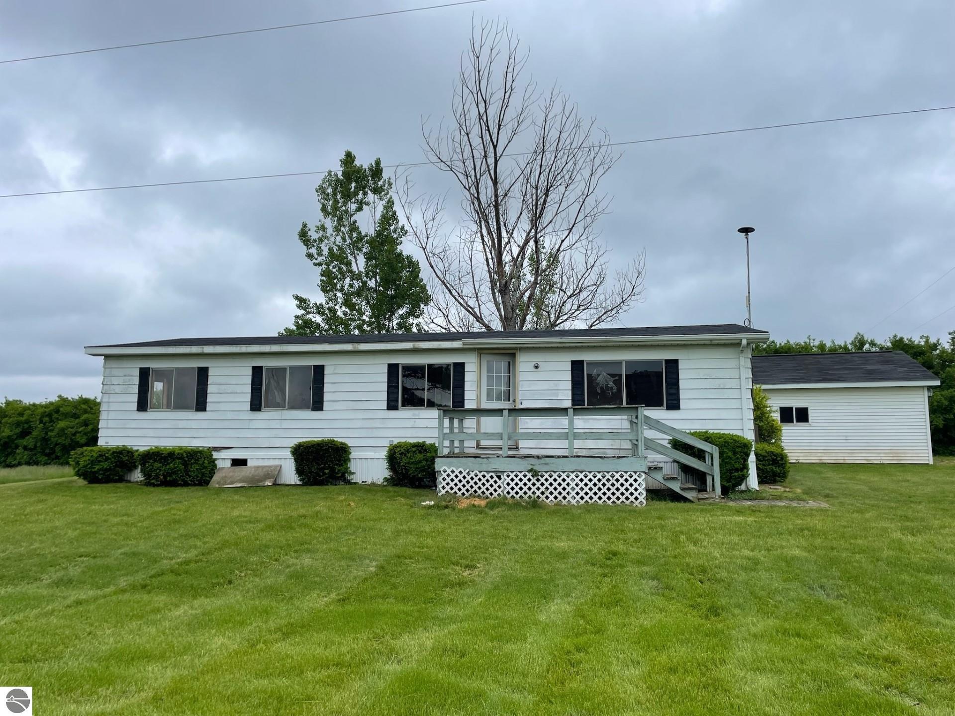 8055 S Castle Drive, Sheridan, MI 48884 — front exterior
