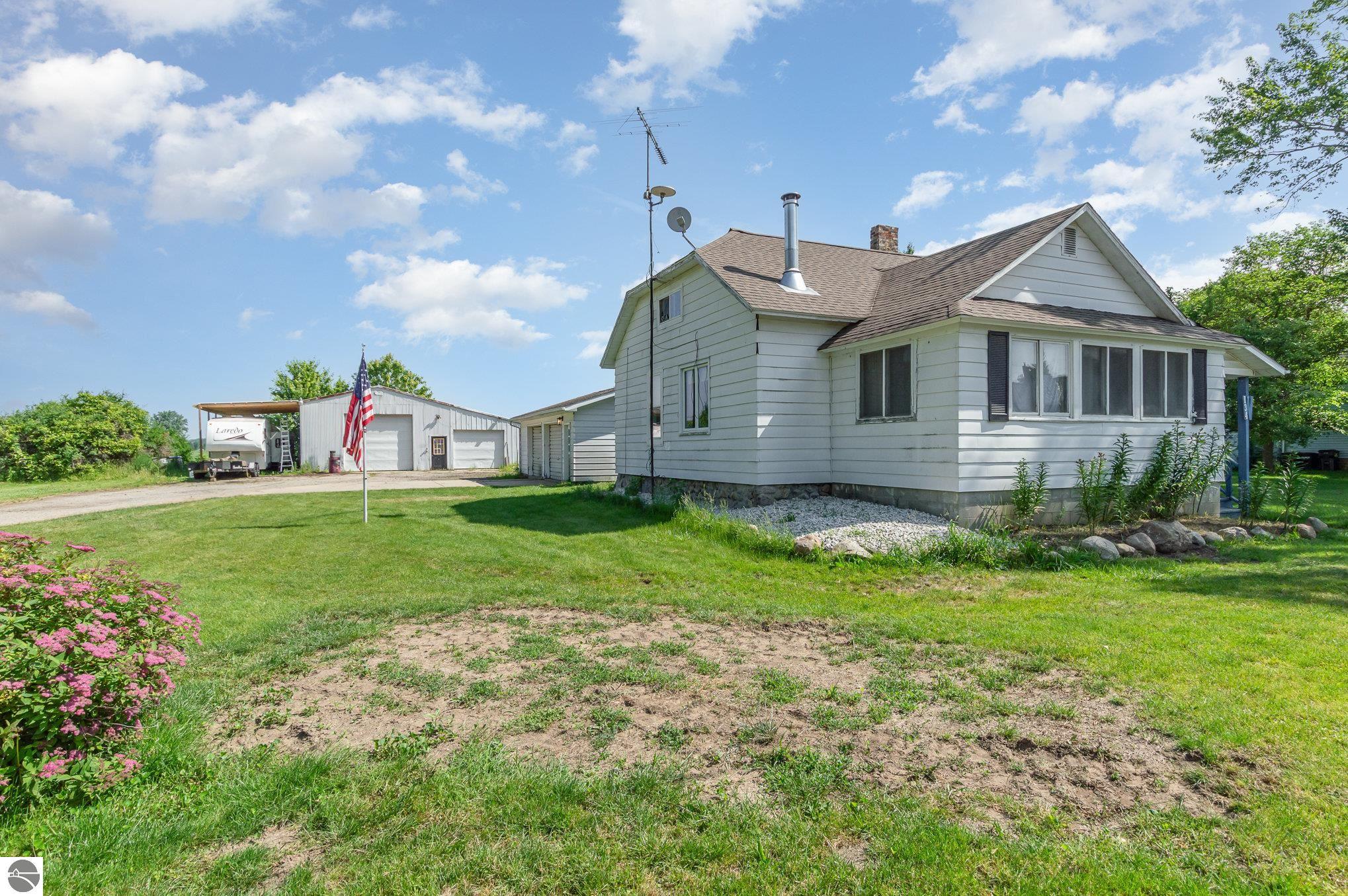 134 W Burton Street, Pompeii, MI 48874 — Photo 2