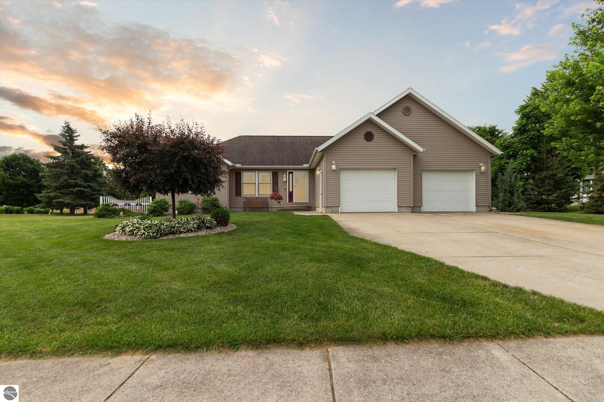 514 Westwind, Ithaca, MI 48847 — front exterior