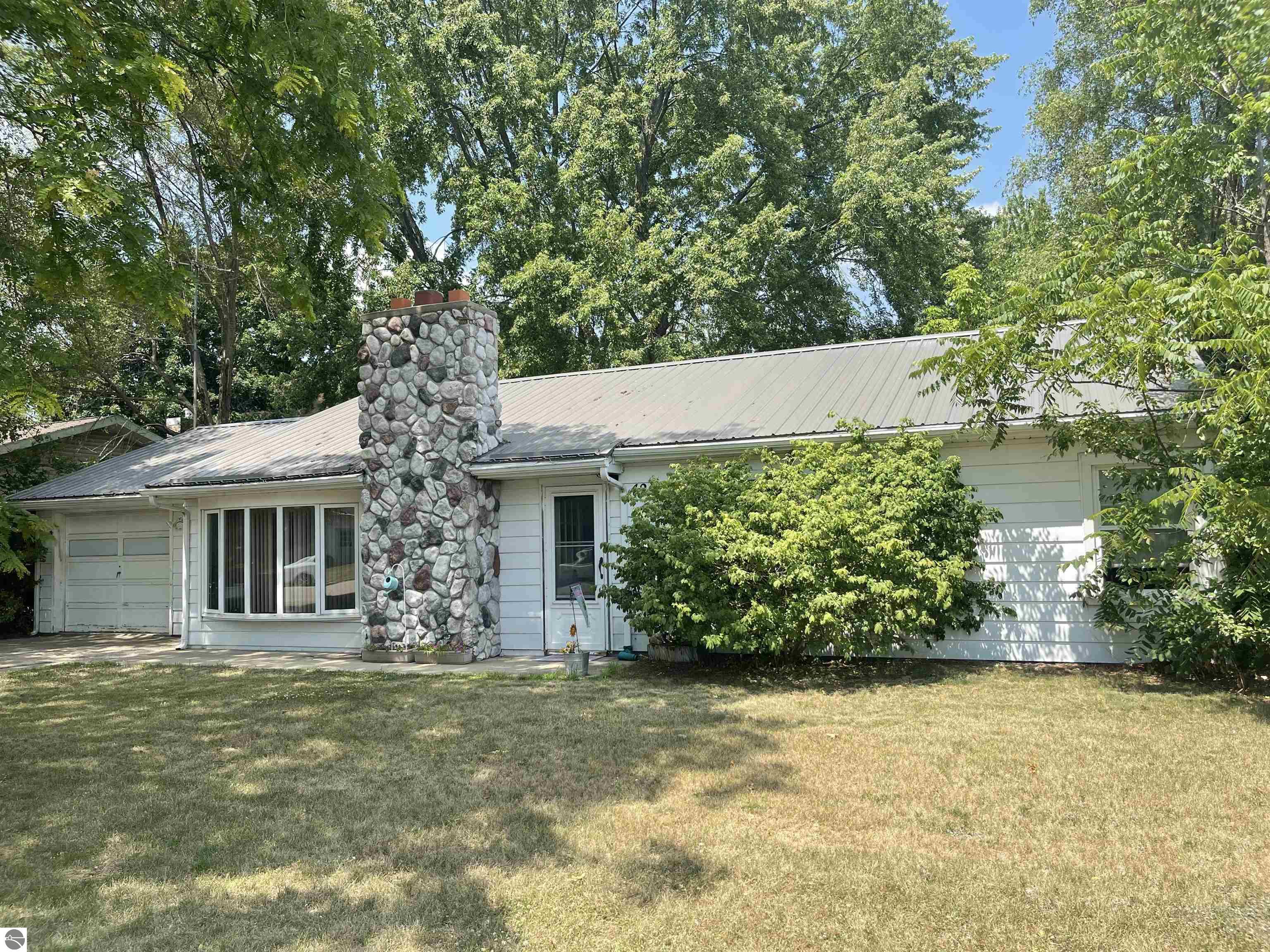 425 Orchard Avenue, Clare, MI 48617 — front exterior