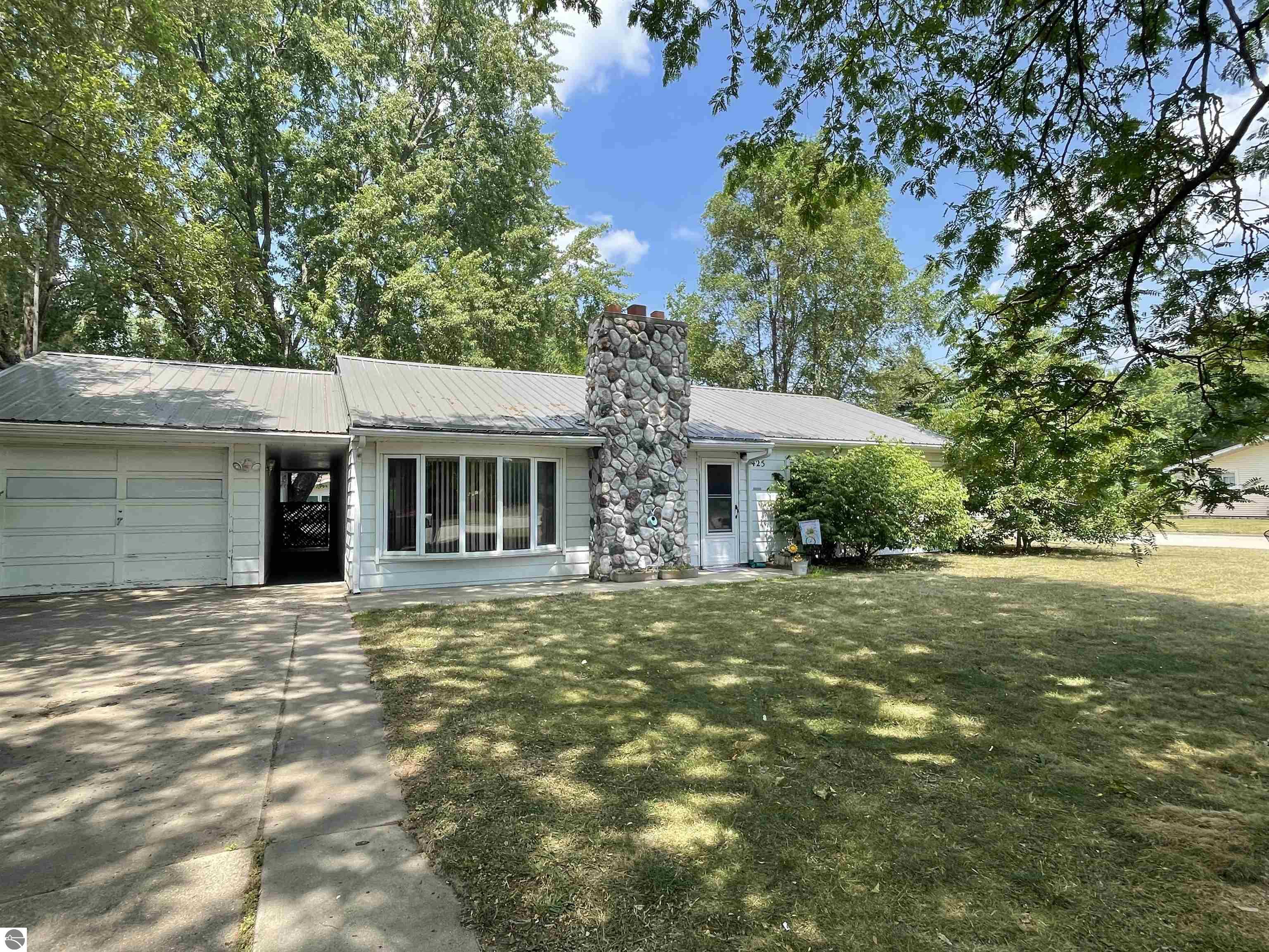 425 Orchard Avenue, Clare, MI 48617 — Photo 2