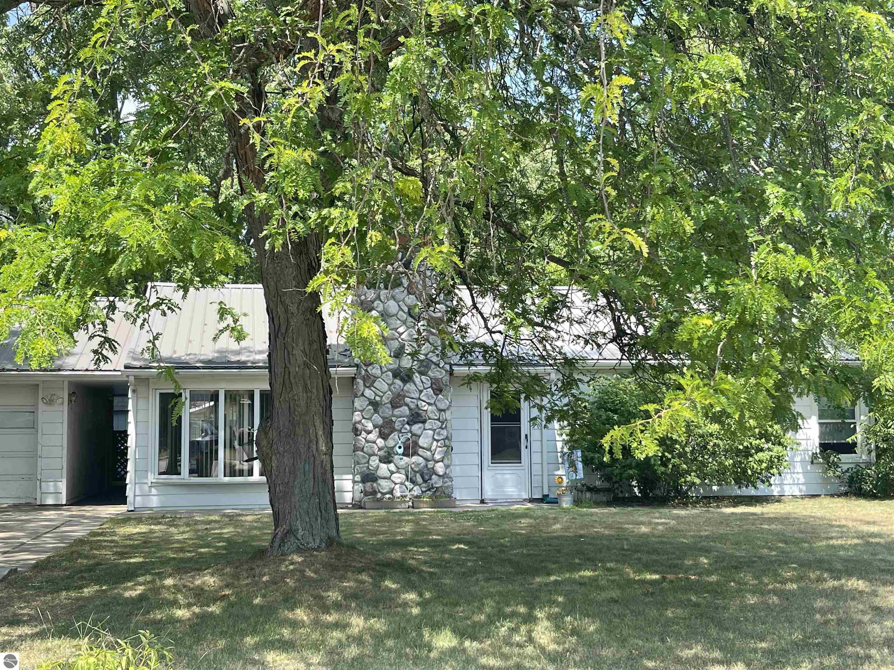 425 Orchard Avenue, Clare, MI 48617 — Photo 3