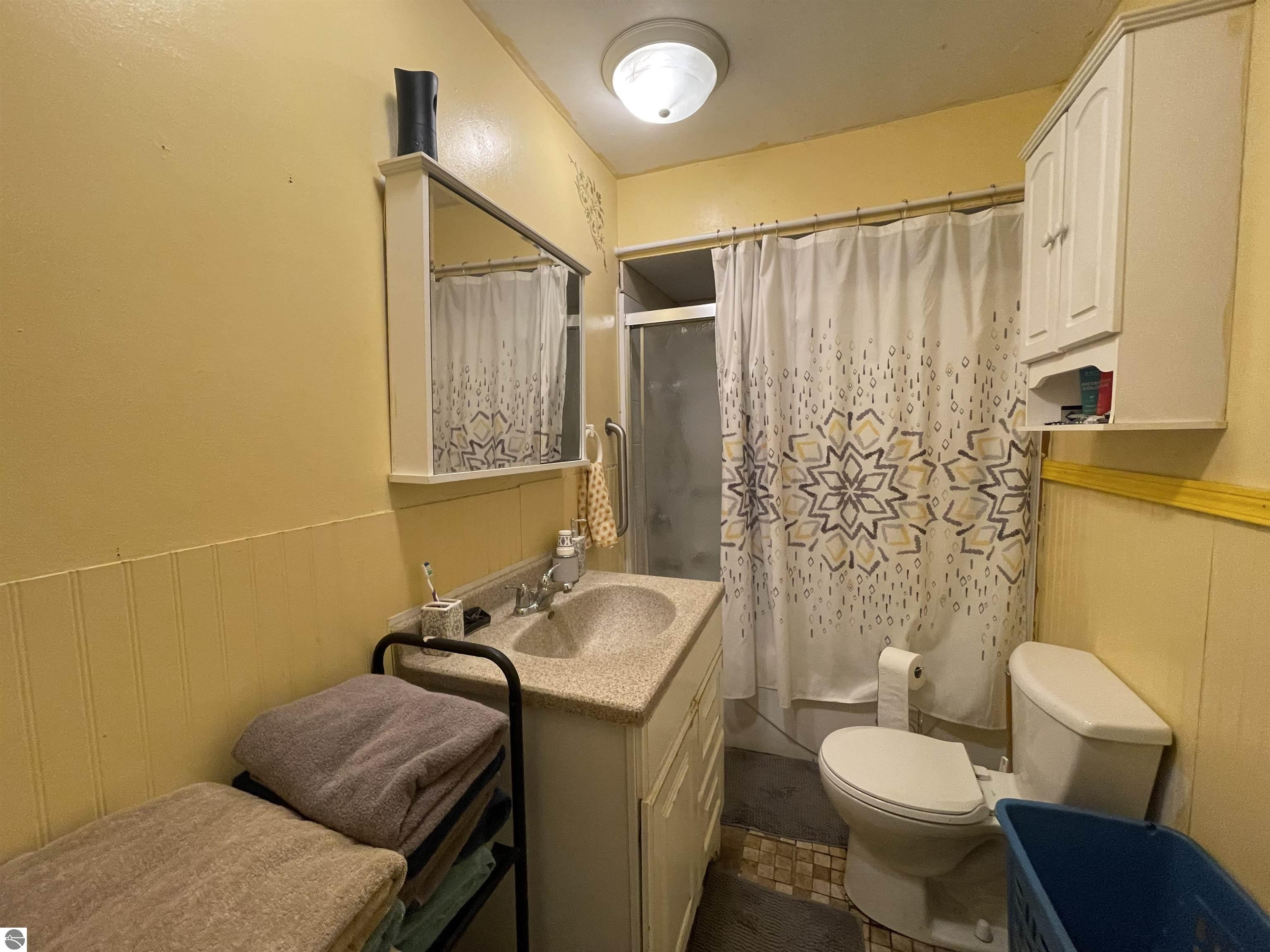 425 Orchard Avenue, Clare, MI 48617 — Photo 24