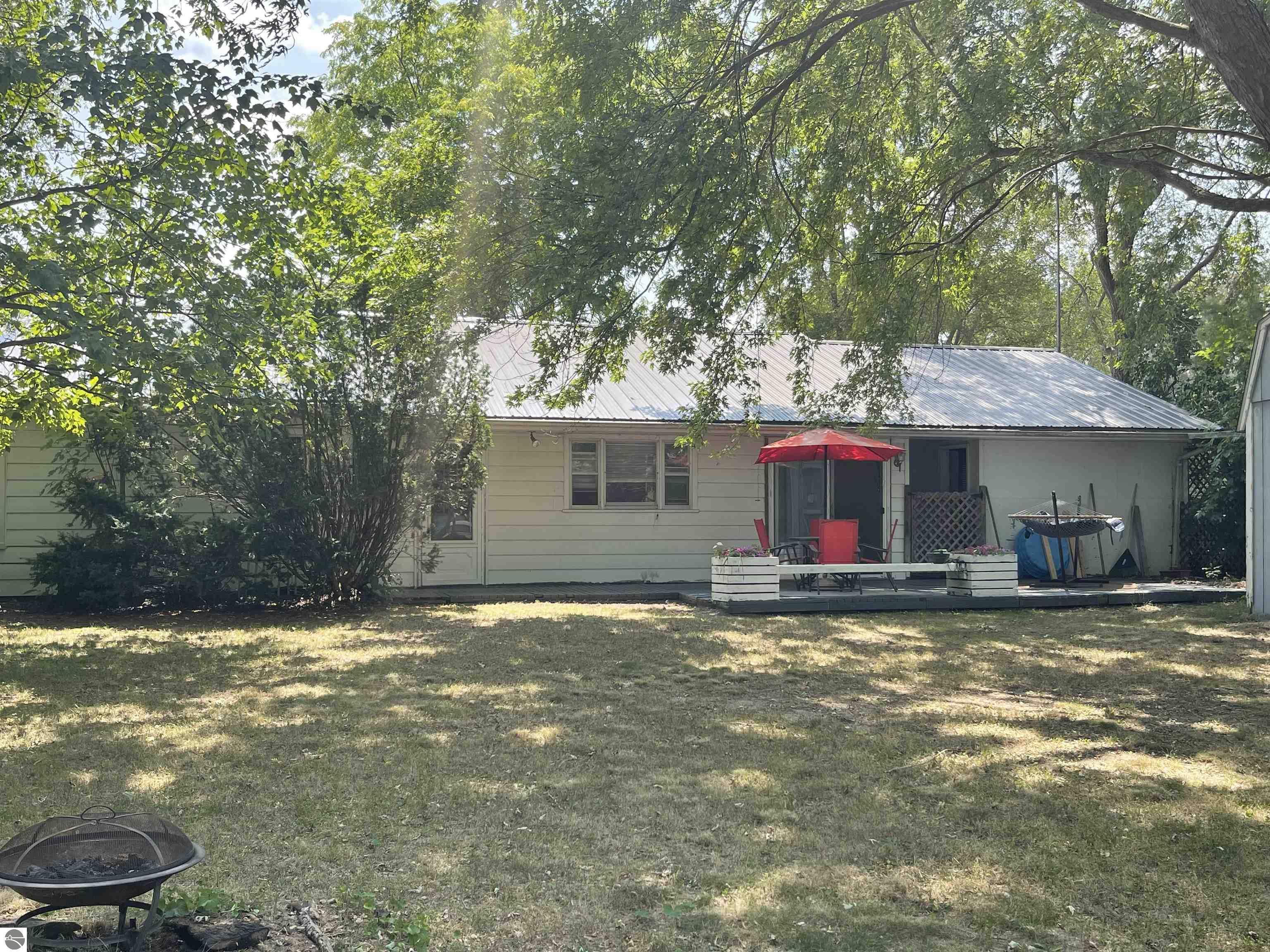 425 Orchard Avenue, Clare, MI 48617 — Photo 4