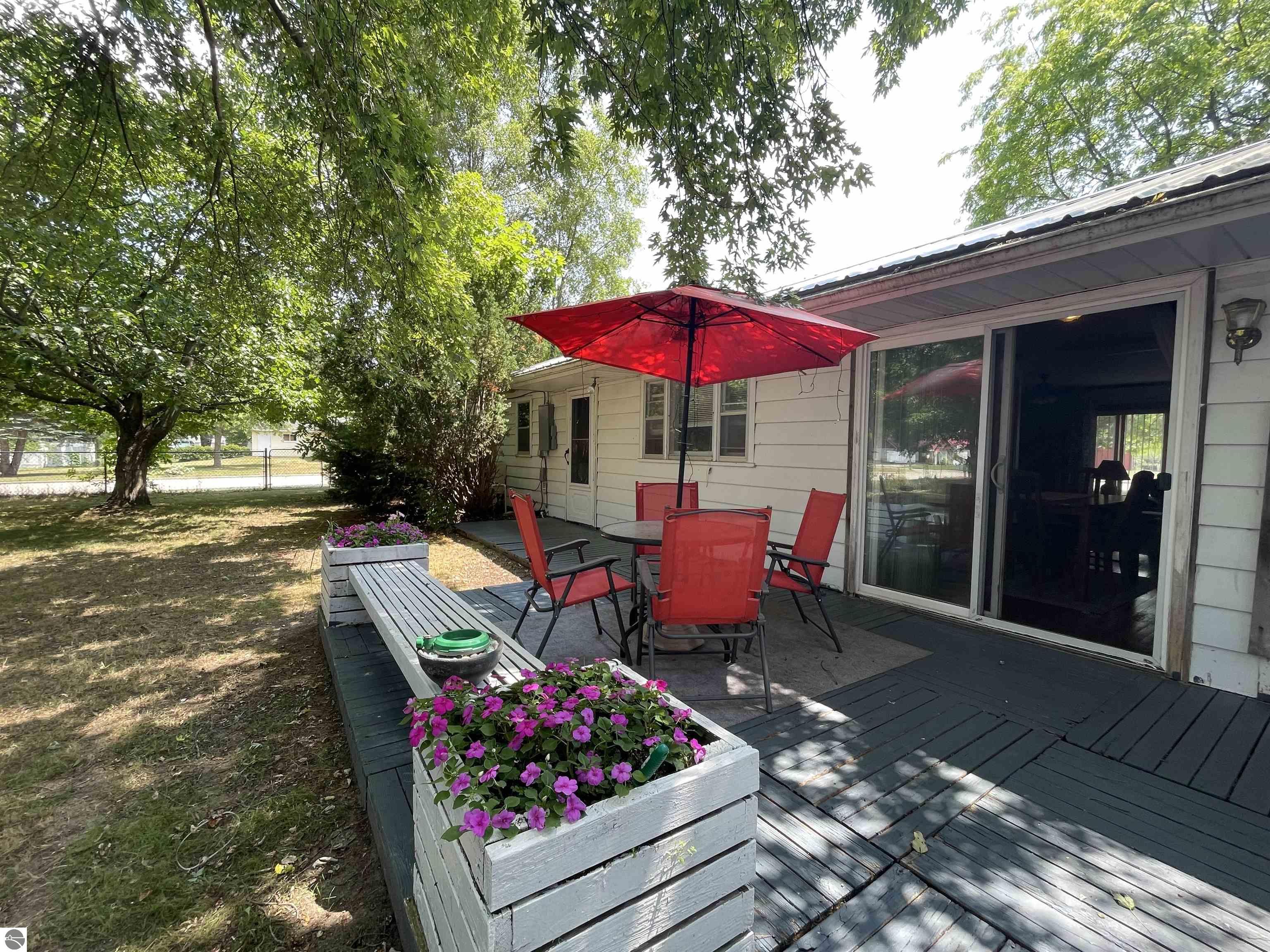 425 Orchard Avenue, Clare, MI 48617 — Photo 5
