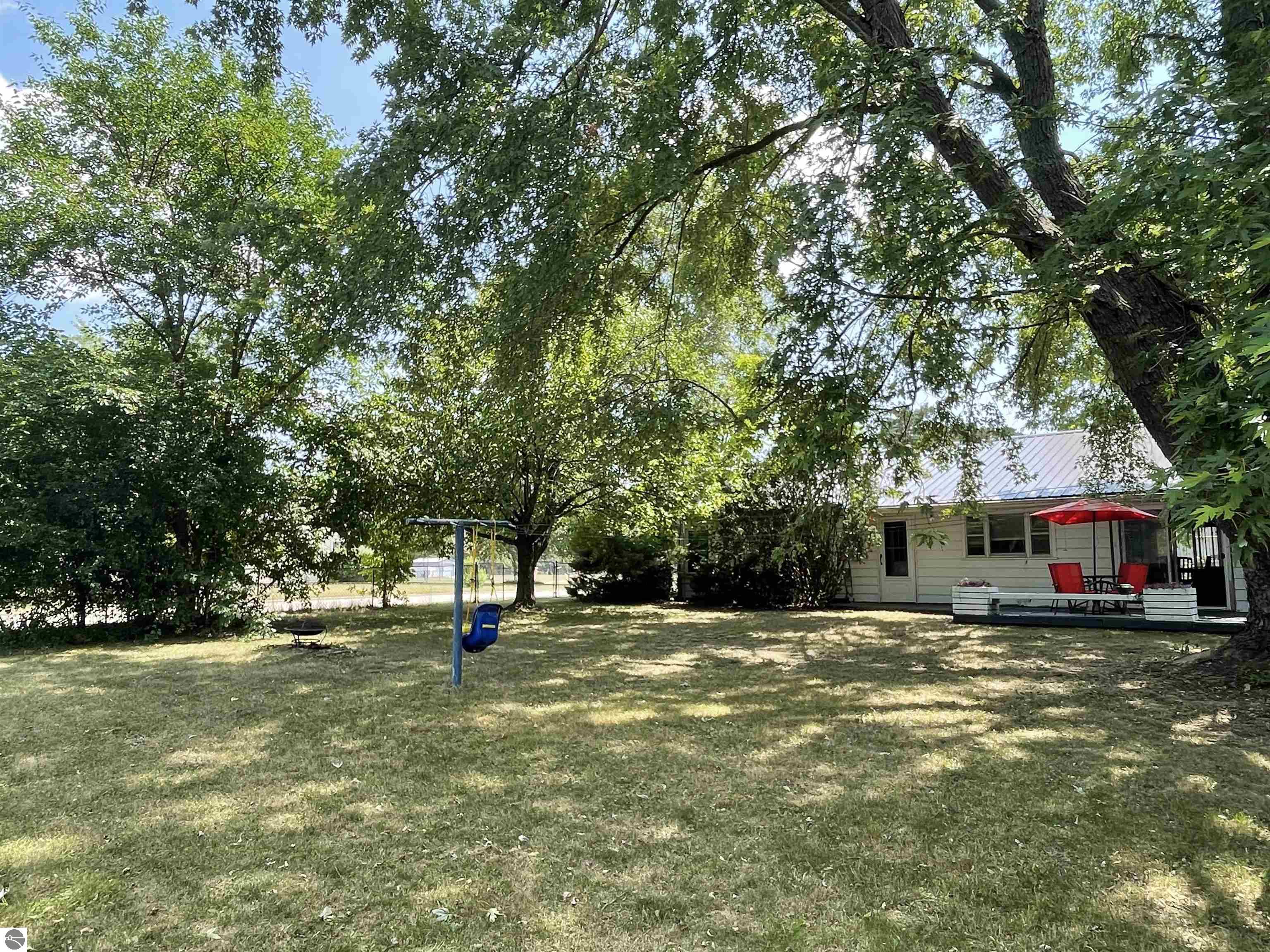 425 Orchard Avenue, Clare, MI 48617 — Photo 6
