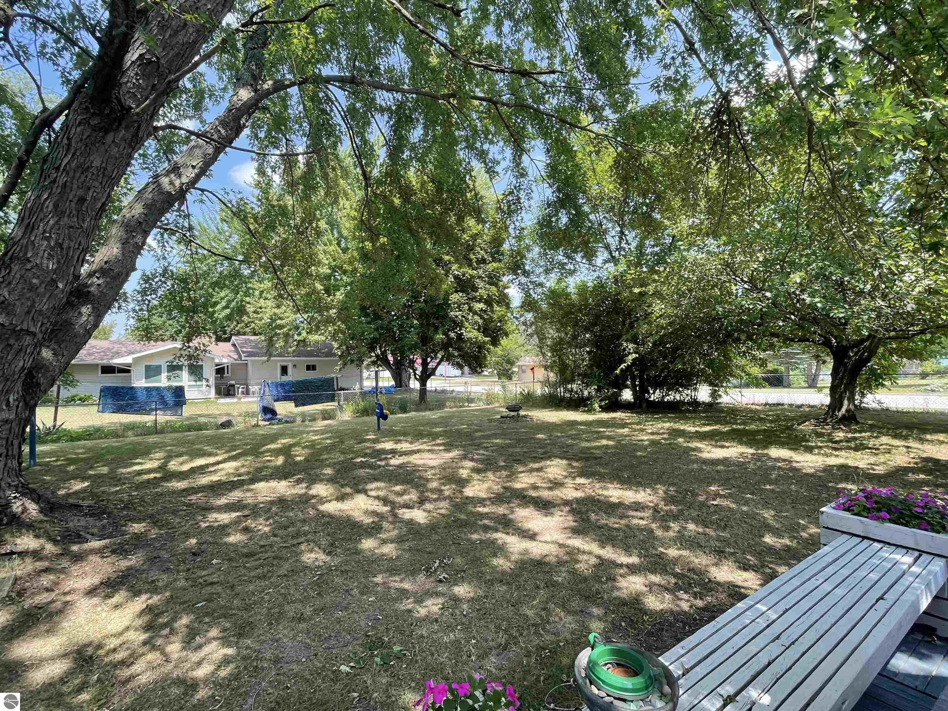 425 Orchard Avenue, Clare, MI 48617 — Photo 9