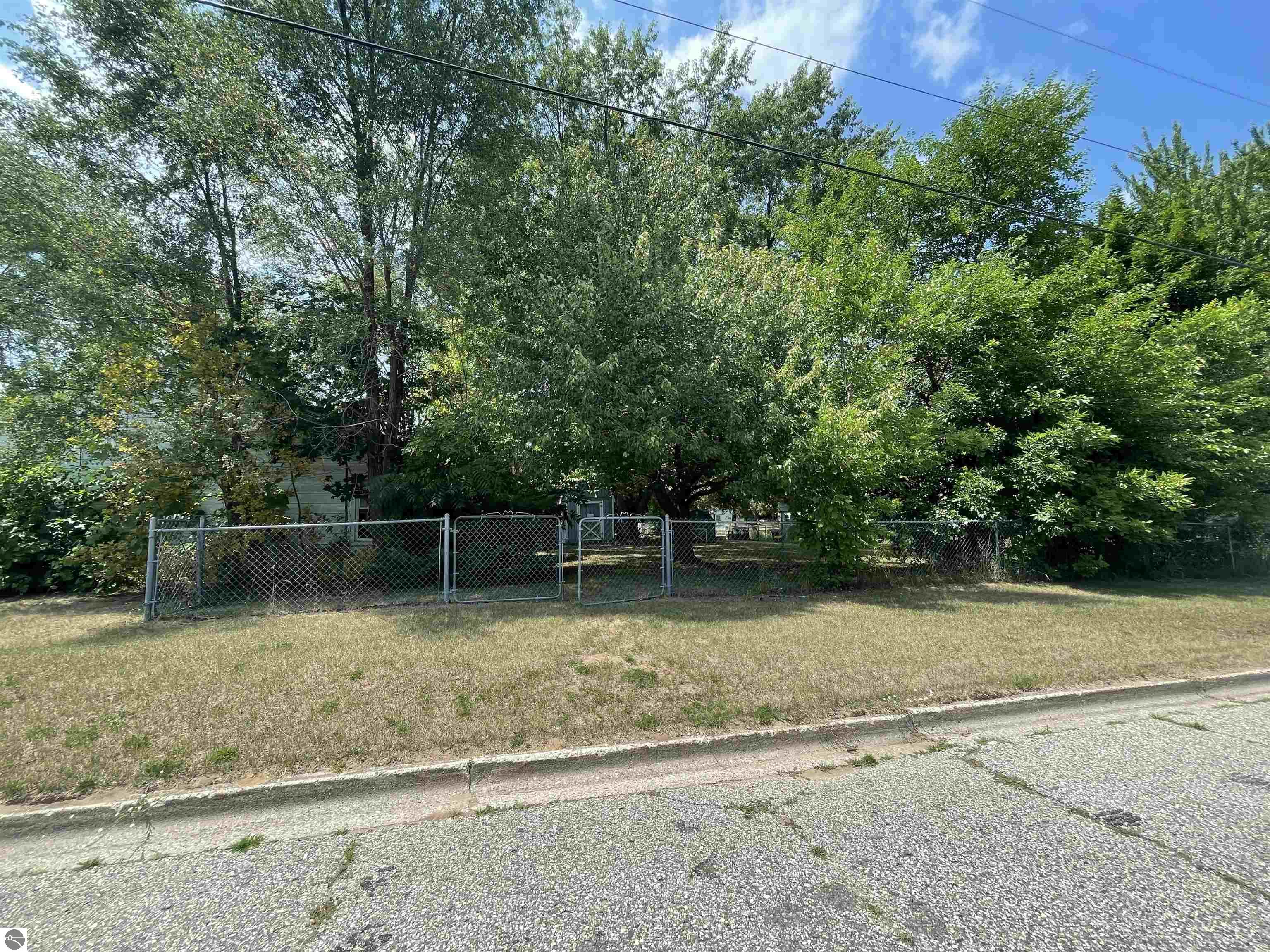425 Orchard Avenue, Clare, MI 48617 — Photo 10